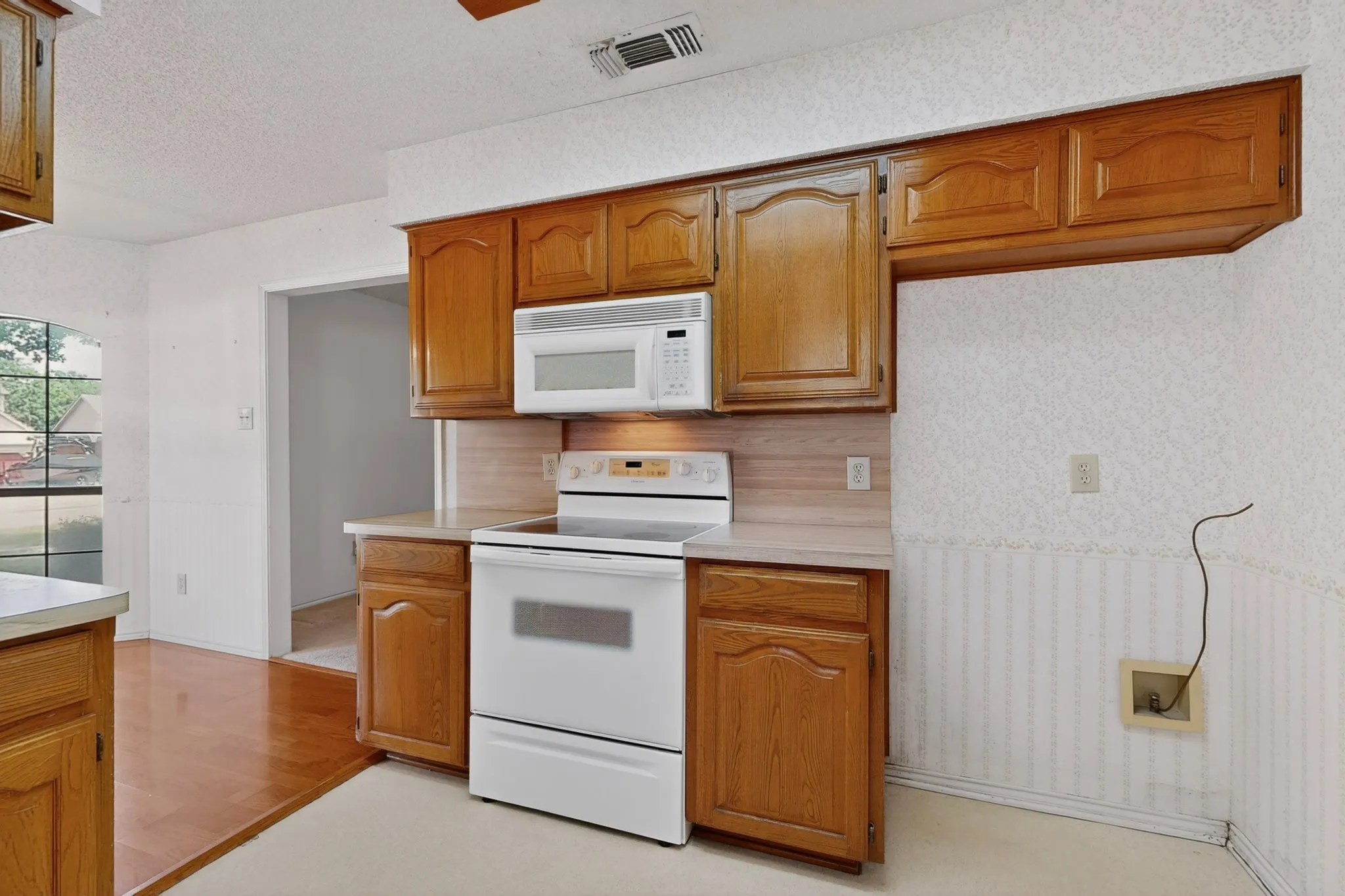 Single Family Residence For Rent in Tarrant County , 7517 Crosstimbers Lane, North Richland Hills, Texas 76182, 3 Bedroom, 2 Bathroom, 2 Garage spaces, 1,656 Sqft, built in 1986, mls#21333613, Real Estate Agent in North Richland Hills, Homes For Rent in Tarrant county, Homes For Rent in North Richland Hills, Realtor in North Richland Hills Texas, Real Estate Brokerage Independent Realty Texas, Luminita Cordes Realtor