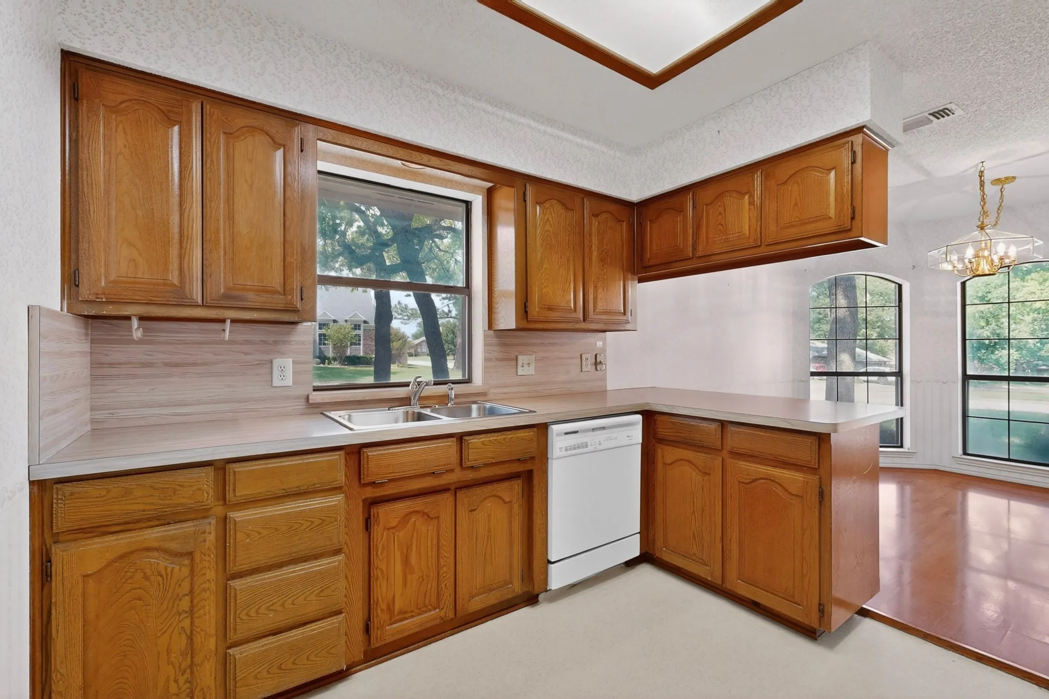 Single Family Residence For Rent in Tarrant County , 7517 Crosstimbers Lane, North Richland Hills, Texas 76182, 3 Bedroom, 2 Bathroom, 2 Garage spaces, 1,656 Sqft, built in 1986, mls#21333613, Real Estate Agent in North Richland Hills, Homes For Rent in Tarrant county, Homes For Rent in North Richland Hills, Realtor in North Richland Hills Texas, Real Estate Brokerage Independent Realty Texas, Luminita Cordes Realtor