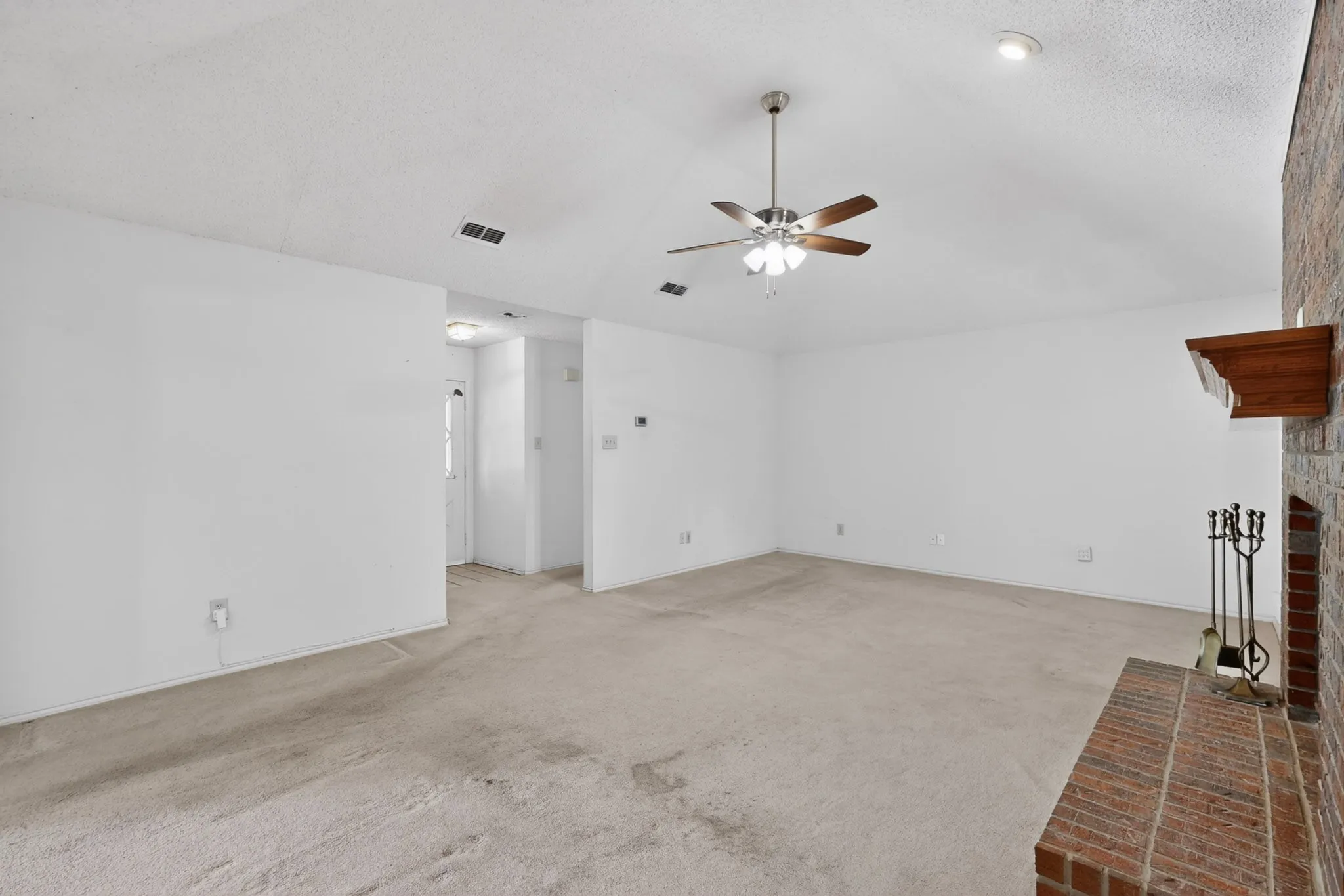 Single Family Residence For Rent in Tarrant County , 7517 Crosstimbers Lane, North Richland Hills, Texas 76182, 3 Bedroom, 2 Bathroom, 2 Garage spaces, 1,656 Sqft, built in 1986, mls#21333613, Real Estate Agent in North Richland Hills, Homes For Rent in Tarrant county, Homes For Rent in North Richland Hills, Realtor in North Richland Hills Texas, Real Estate Brokerage Independent Realty Texas, Luminita Cordes Realtor