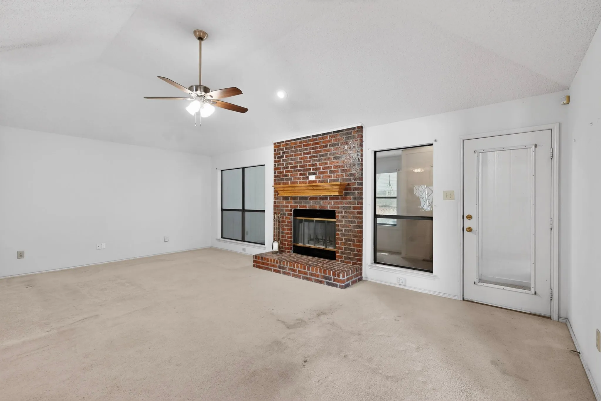 Single Family Residence For Rent in Tarrant County , 7517 Crosstimbers Lane, North Richland Hills, Texas 76182, 3 Bedroom, 2 Bathroom, 2 Garage spaces, 1,656 Sqft, built in 1986, mls#21333613, Real Estate Agent in North Richland Hills, Homes For Rent in Tarrant county, Homes For Rent in North Richland Hills, Realtor in North Richland Hills Texas, Real Estate Brokerage Independent Realty Texas, Luminita Cordes Realtor