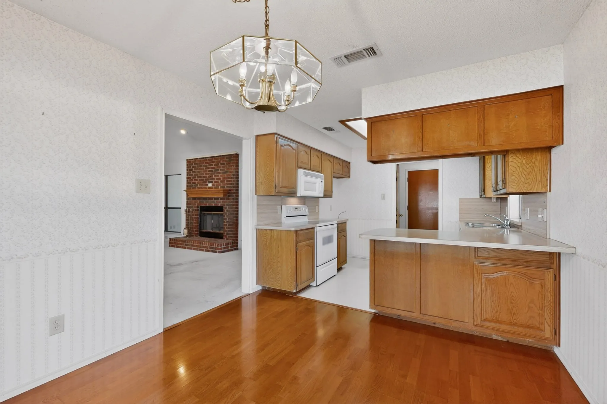 Single Family Residence For Rent in Tarrant County , 7517 Crosstimbers Lane, North Richland Hills, Texas 76182, 3 Bedroom, 2 Bathroom, 2 Garage spaces, 1,656 Sqft, built in 1986, mls#21333613, Real Estate Agent in North Richland Hills, Homes For Rent in Tarrant county, Homes For Rent in North Richland Hills, Realtor in North Richland Hills Texas, Real Estate Brokerage Independent Realty Texas, Luminita Cordes Realtor