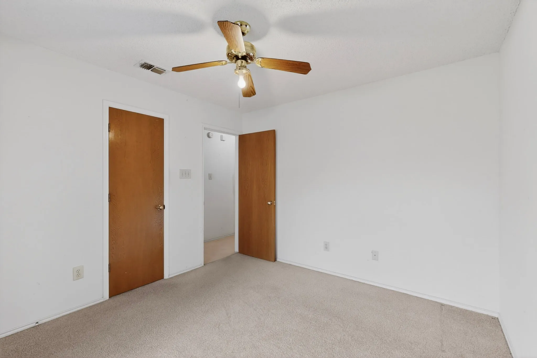 Single Family Residence For Rent in Tarrant County , 7517 Crosstimbers Lane, North Richland Hills, Texas 76182, 3 Bedroom, 2 Bathroom, 2 Garage spaces, 1,656 Sqft, built in 1986, mls#21333613, Real Estate Agent in North Richland Hills, Homes For Rent in Tarrant county, Homes For Rent in North Richland Hills, Realtor in North Richland Hills Texas, Real Estate Brokerage Independent Realty Texas, Luminita Cordes Realtor