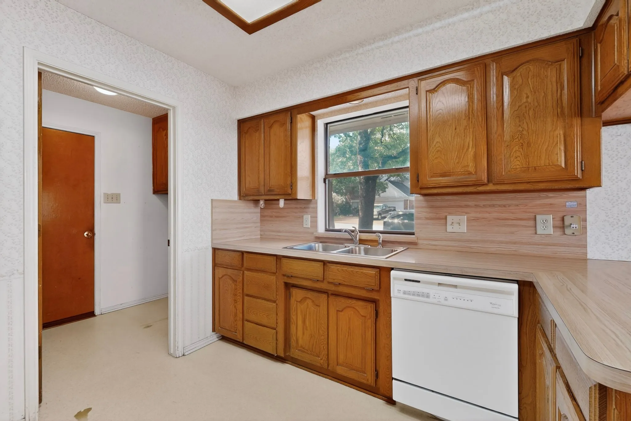 Single Family Residence For Rent in Tarrant County , 7517 Crosstimbers Lane, North Richland Hills, Texas 76182, 3 Bedroom, 2 Bathroom, 2 Garage spaces, 1,656 Sqft, built in 1986, mls#21333613, Real Estate Agent in North Richland Hills, Homes For Rent in Tarrant county, Homes For Rent in North Richland Hills, Realtor in North Richland Hills Texas, Real Estate Brokerage Independent Realty Texas, Luminita Cordes Realtor