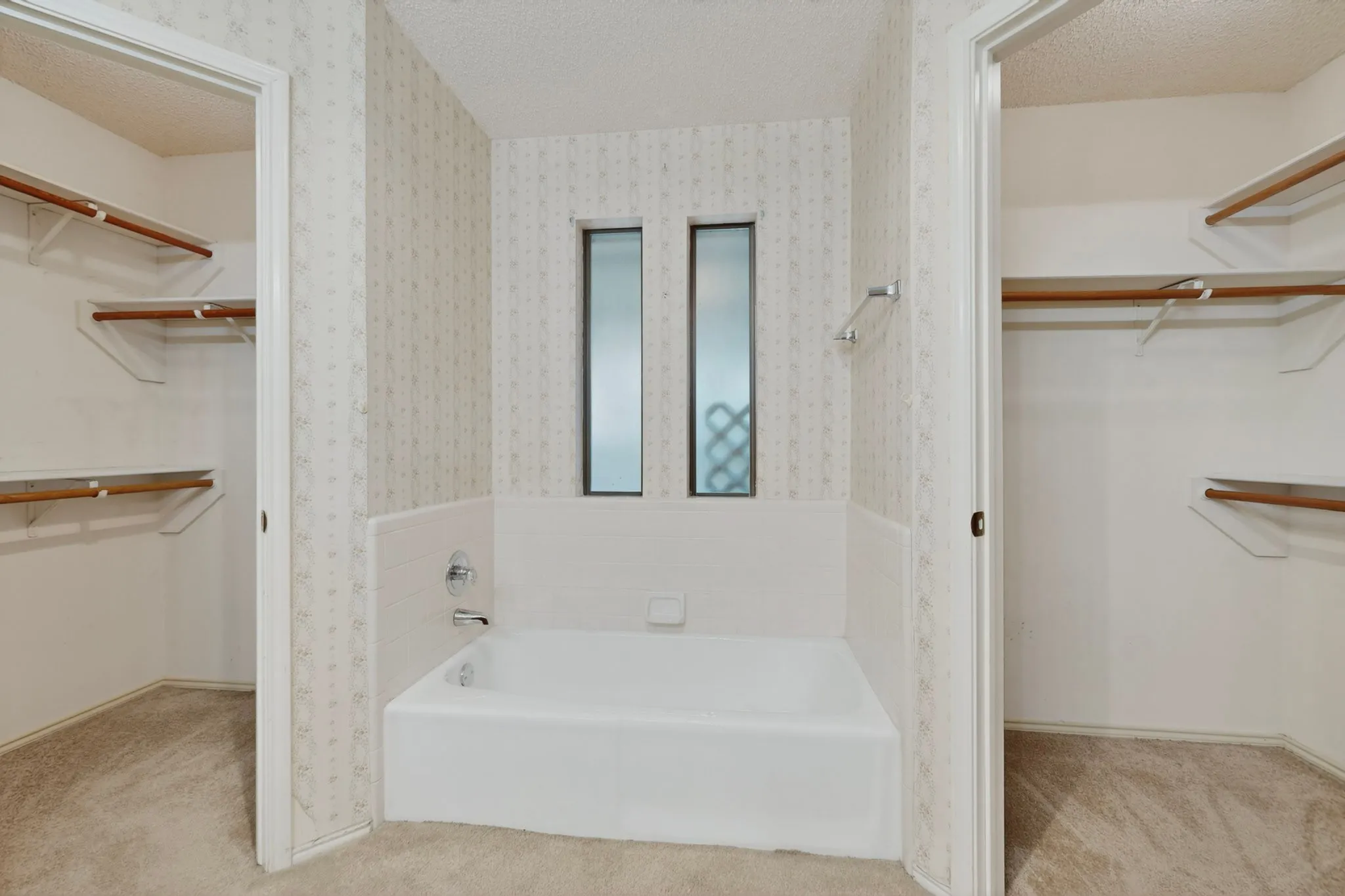 Single Family Residence For Rent in Tarrant County , 7517 Crosstimbers Lane, North Richland Hills, Texas 76182, 3 Bedroom, 2 Bathroom, 2 Garage spaces, 1,656 Sqft, built in 1986, mls#21333613, Real Estate Agent in North Richland Hills, Homes For Rent in Tarrant county, Homes For Rent in North Richland Hills, Realtor in North Richland Hills Texas, Real Estate Brokerage Independent Realty Texas, Luminita Cordes Realtor