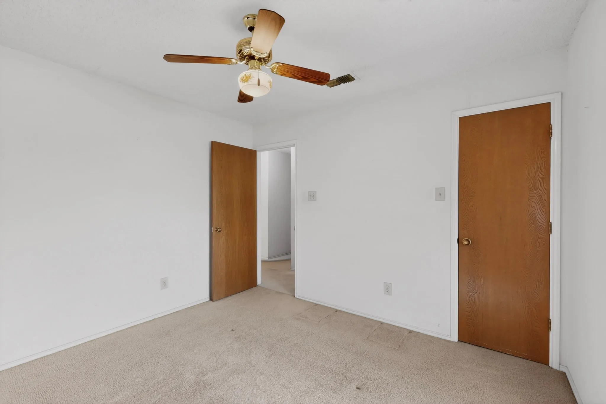Single Family Residence For Rent in Tarrant County , 7517 Crosstimbers Lane, North Richland Hills, Texas 76182, 3 Bedroom, 2 Bathroom, 2 Garage spaces, 1,656 Sqft, built in 1986, mls#21333613, Real Estate Agent in North Richland Hills, Homes For Rent in Tarrant county, Homes For Rent in North Richland Hills, Realtor in North Richland Hills Texas, Real Estate Brokerage Independent Realty Texas, Luminita Cordes Realtor