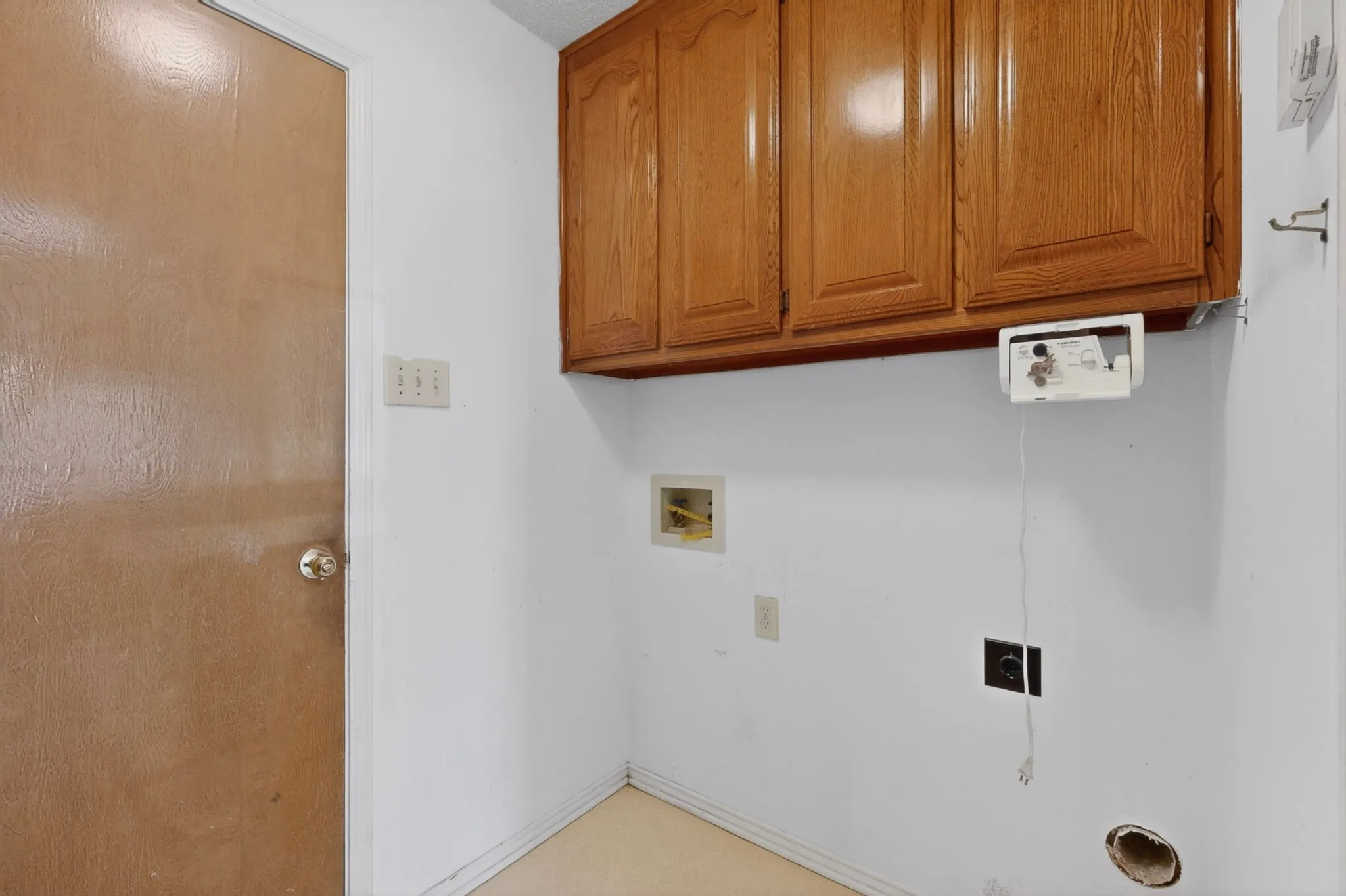 Single Family Residence For Rent in Tarrant County , 7517 Crosstimbers Lane, North Richland Hills, Texas 76182, 3 Bedroom, 2 Bathroom, 2 Garage spaces, 1,656 Sqft, built in 1986, mls#21333613, Real Estate Agent in North Richland Hills, Homes For Rent in Tarrant county, Homes For Rent in North Richland Hills, Realtor in North Richland Hills Texas, Real Estate Brokerage Independent Realty Texas, Luminita Cordes Realtor