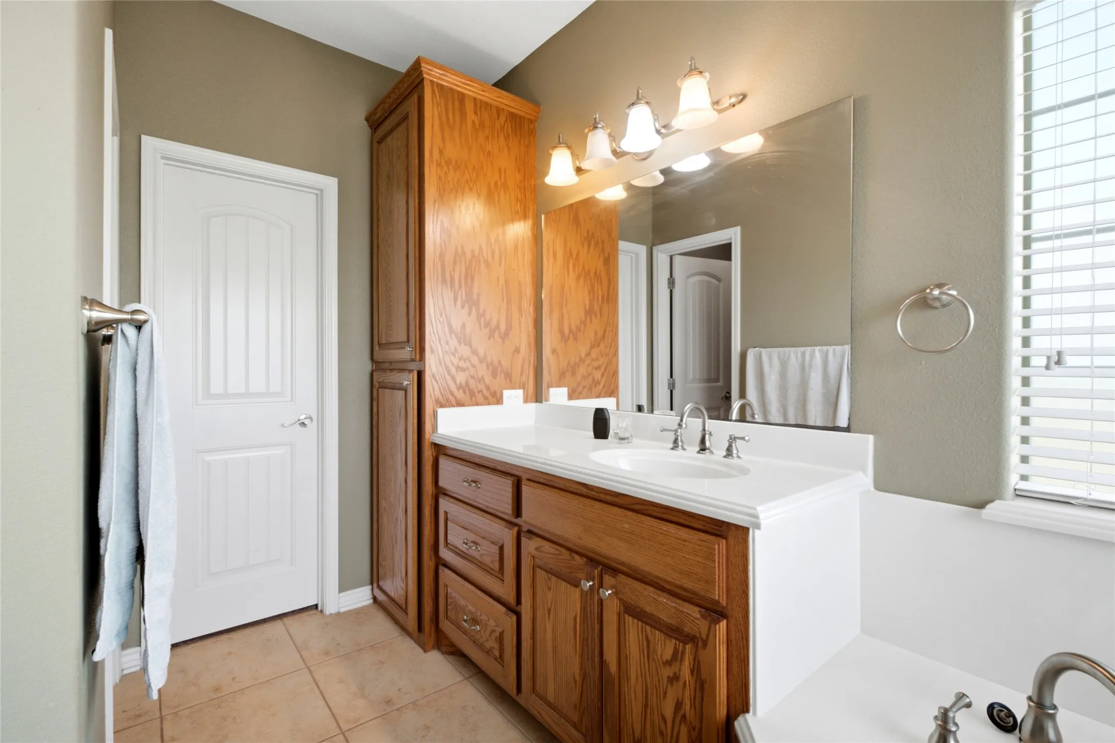 Single Family Residence For Sale in Cooke County , 783 County Road 121, Gainesville, Texas 76240, 4 Bedroom, 3 Bathroom, 2 Garage spaces, 2,266 Sqft, built in 2009, Price $1,250,000, mls#21332920, Real Estate Agent in Gainesville, Homes For Sale in Cooke county, Homes For Sale in Gainesville, Realtor in Gainesville Texas, Real Estate Brokerage Independent Realty Texas, Luminita Cordes Realtor