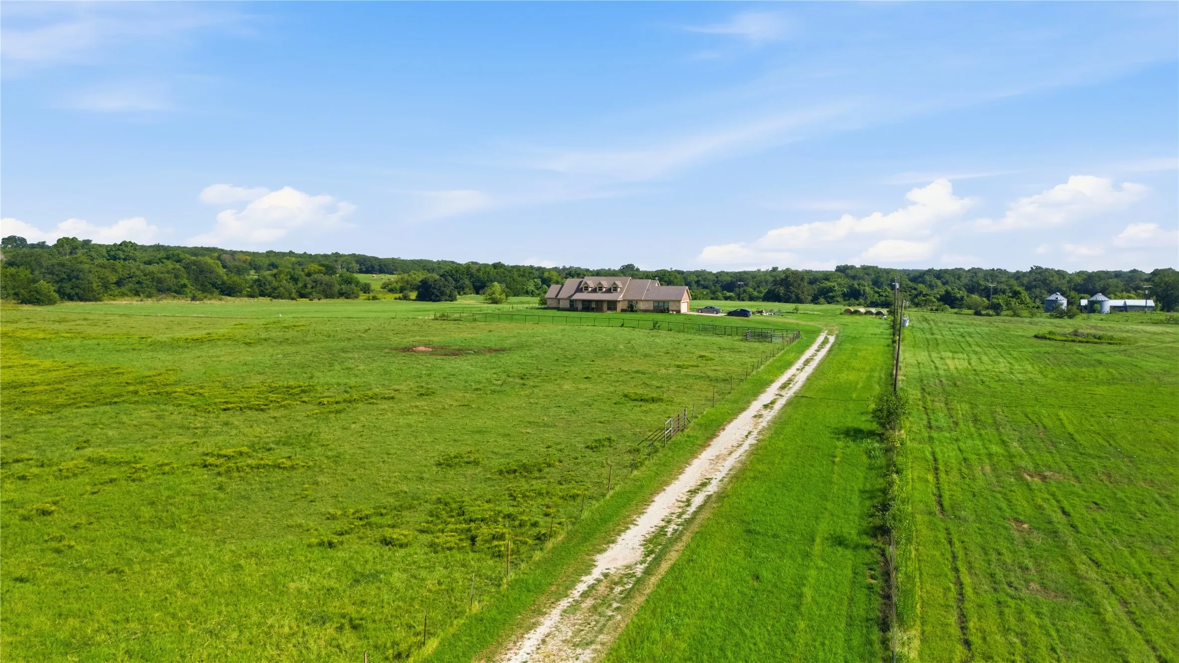 Single Family Residence For Sale in Cooke County , 783 County Road 121, Gainesville, Texas 76240, 4 Bedroom, 3 Bathroom, 2 Garage spaces, 2,266 Sqft, built in 2009, Price $1,250,000, mls#21332920, Real Estate Agent in Gainesville, Homes For Sale in Cooke county, Homes For Sale in Gainesville, Realtor in Gainesville Texas, Real Estate Brokerage Independent Realty Texas, Luminita Cordes Realtor
