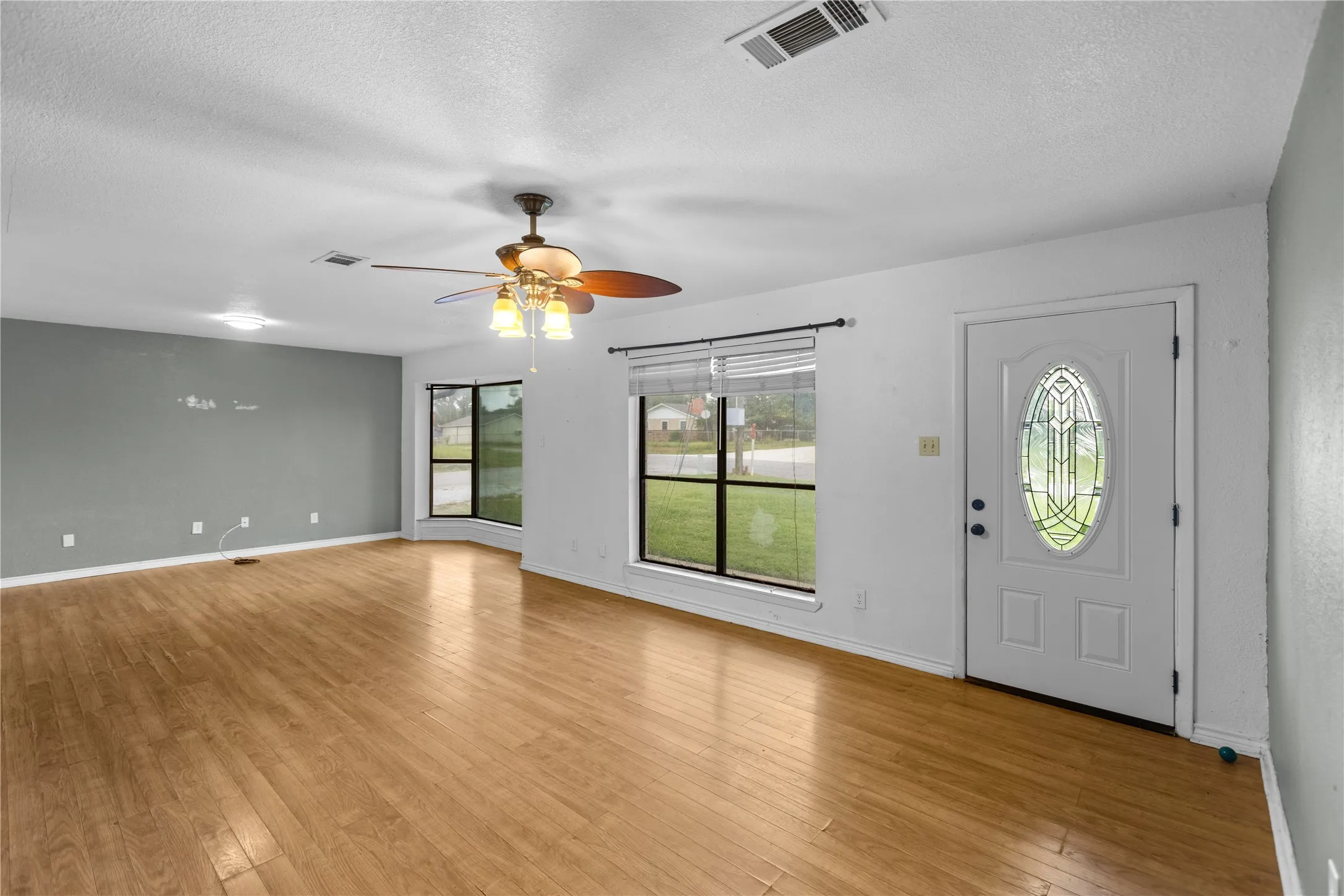 Single Family Residence For Sale in Grayson County , 1939 E Texas Street, Denison, Texas 75021, 3 Bedrooms, 3 Bathrooms, 2 Garage spaces, 1,942 Sqft, built in 1980, Price $275,000, mls#21338213, Real Estate Agent in Denison, Homes For Sale in Grayson county, Homes For Sale in Denison, Realtor in Denison Texas, Real Estate Brokerage Independent Realty Texas, Luminita Cordes Realtor