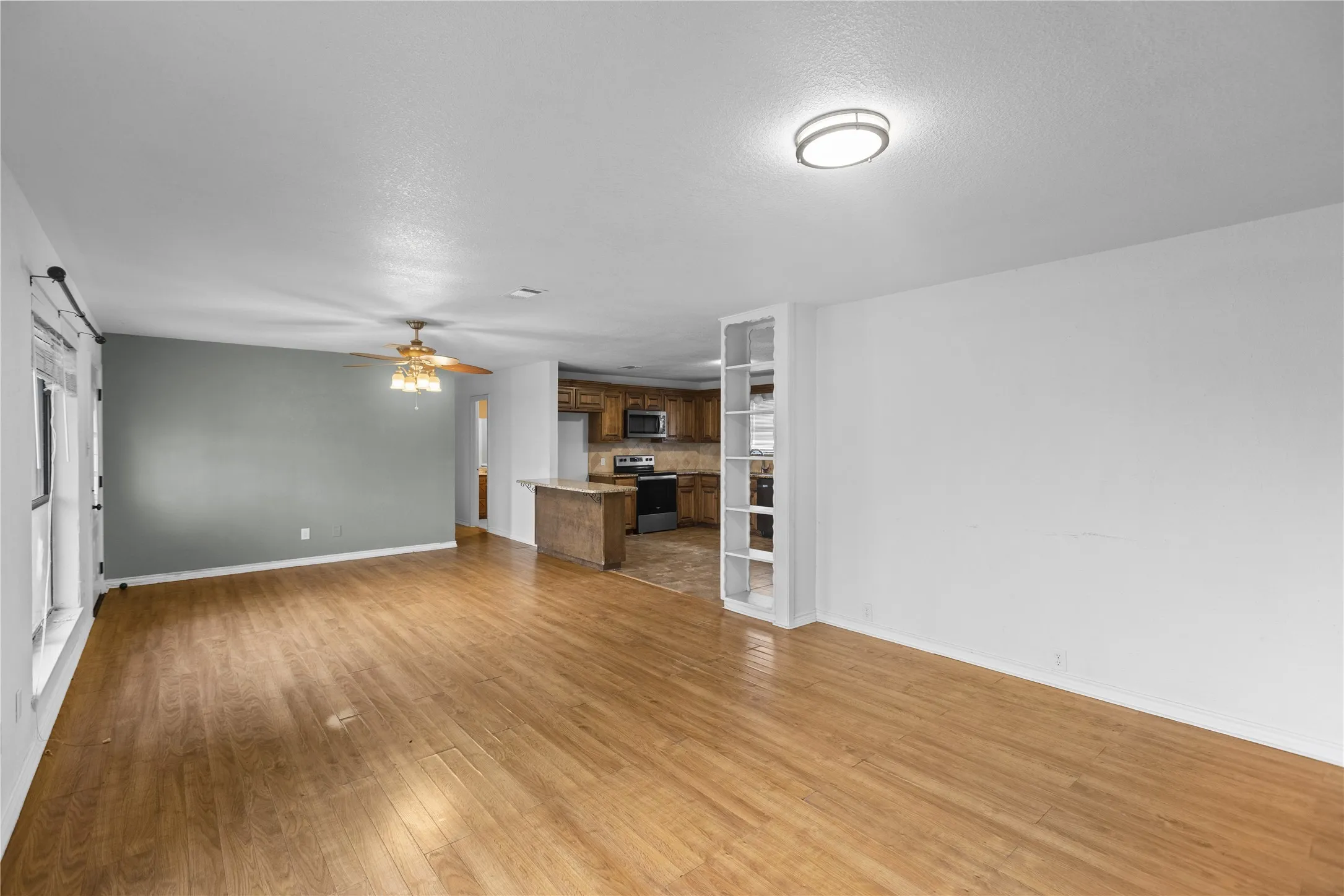 Single Family Residence For Sale in Grayson County , 1939 E Texas Street, Denison, Texas 75021, 3 Bedrooms, 3 Bathrooms, 2 Garage spaces, 1,942 Sqft, built in 1980, Price $275,000, mls#21338213, Real Estate Agent in Denison, Homes For Sale in Grayson county, Homes For Sale in Denison, Realtor in Denison Texas, Real Estate Brokerage Independent Realty Texas, Luminita Cordes Realtor