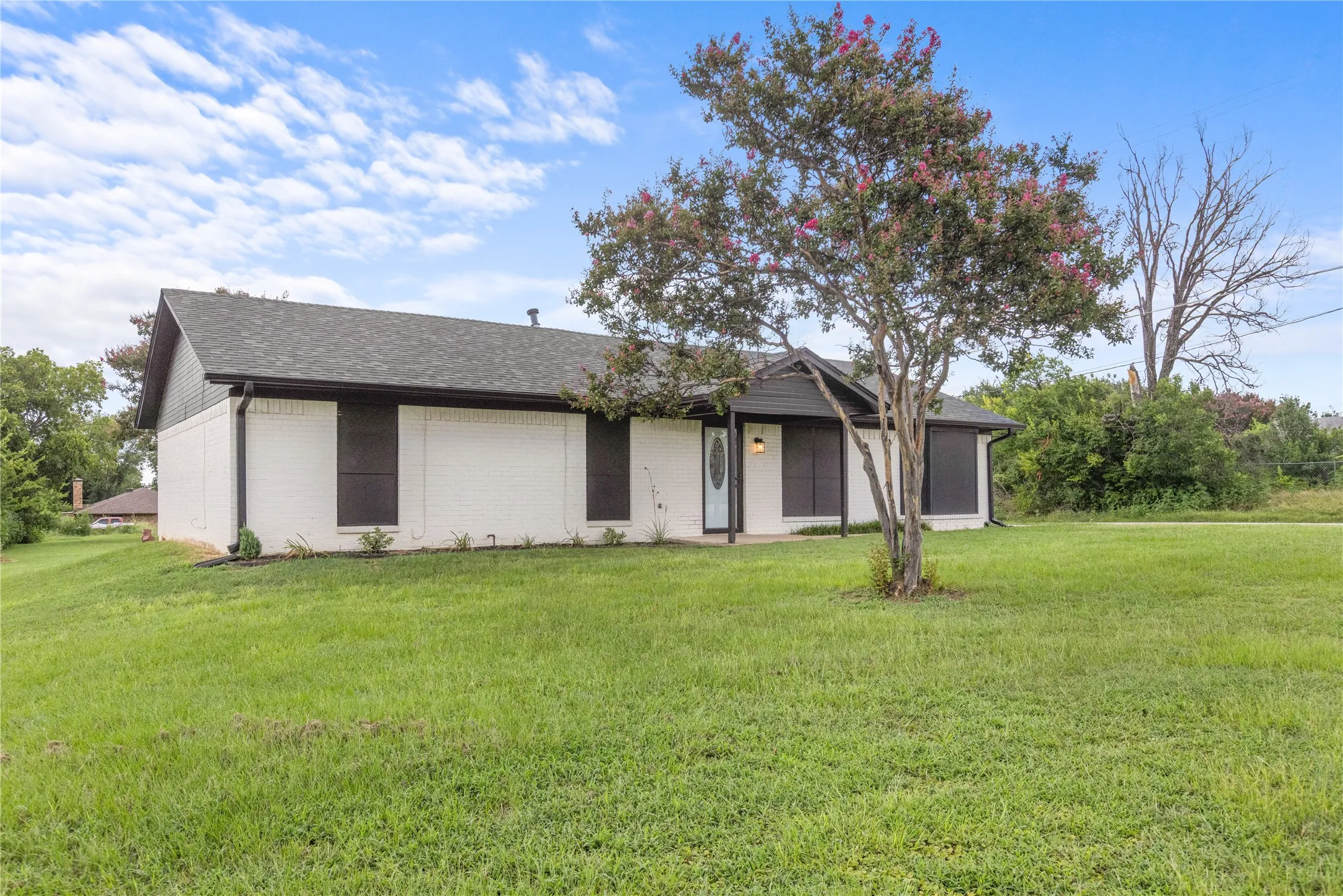 Single Family Residence For Sale in Grayson County , 1939 E Texas Street, Denison, Texas 75021, 3 Bedrooms, 3 Bathrooms, 2 Garage spaces, 1,942 Sqft, built in 1980, Price $275,000, mls#21338213, Real Estate Agent in Denison, Homes For Sale in Grayson county, Homes For Sale in Denison, Realtor in Denison Texas, Real Estate Brokerage Independent Realty Texas, Luminita Cordes Realtor
