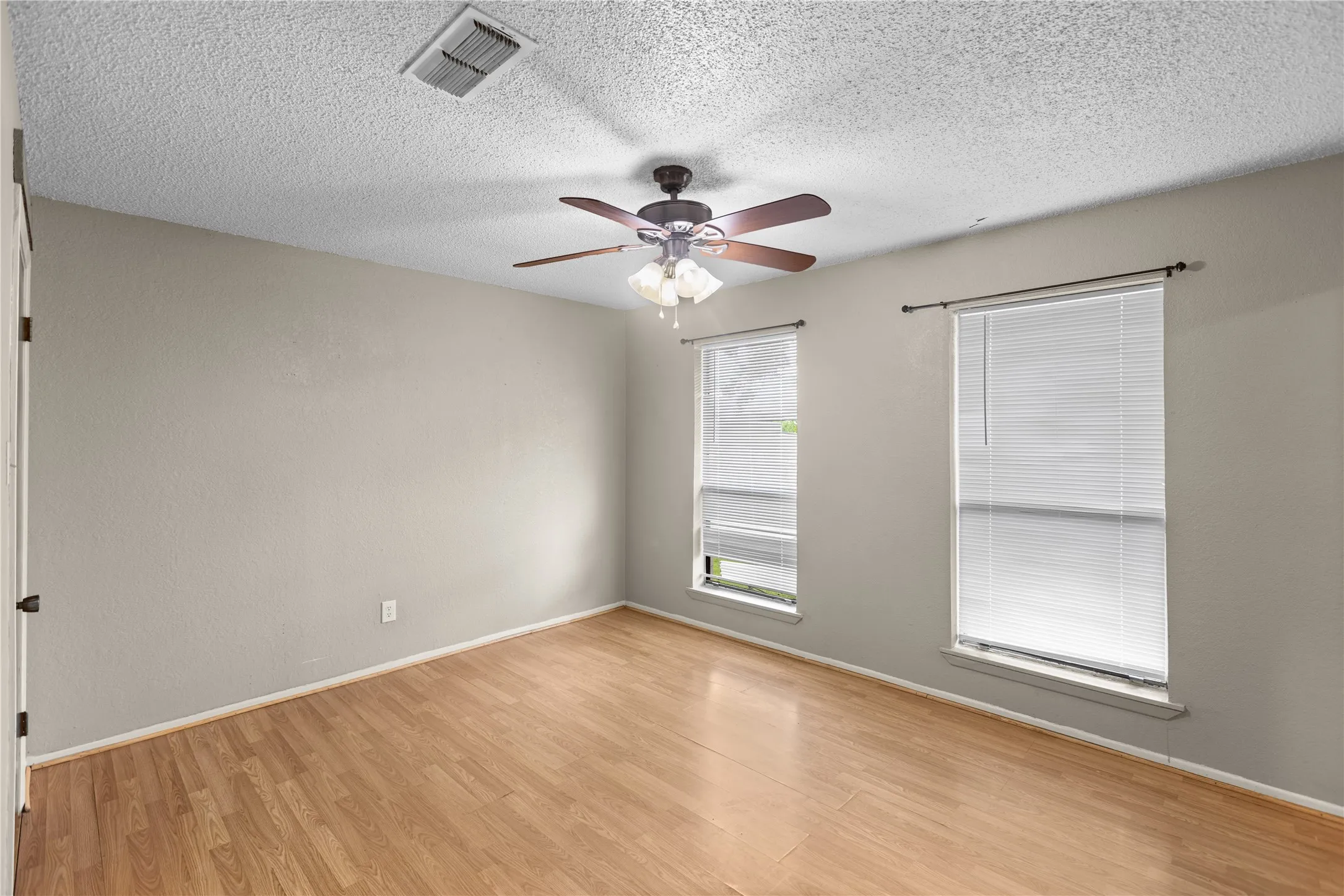 Single Family Residence For Sale in Grayson County , 1939 E Texas Street, Denison, Texas 75021, 3 Bedrooms, 3 Bathrooms, 2 Garage spaces, 1,942 Sqft, built in 1980, Price $275,000, mls#21338213, Real Estate Agent in Denison, Homes For Sale in Grayson county, Homes For Sale in Denison, Realtor in Denison Texas, Real Estate Brokerage Independent Realty Texas, Luminita Cordes Realtor