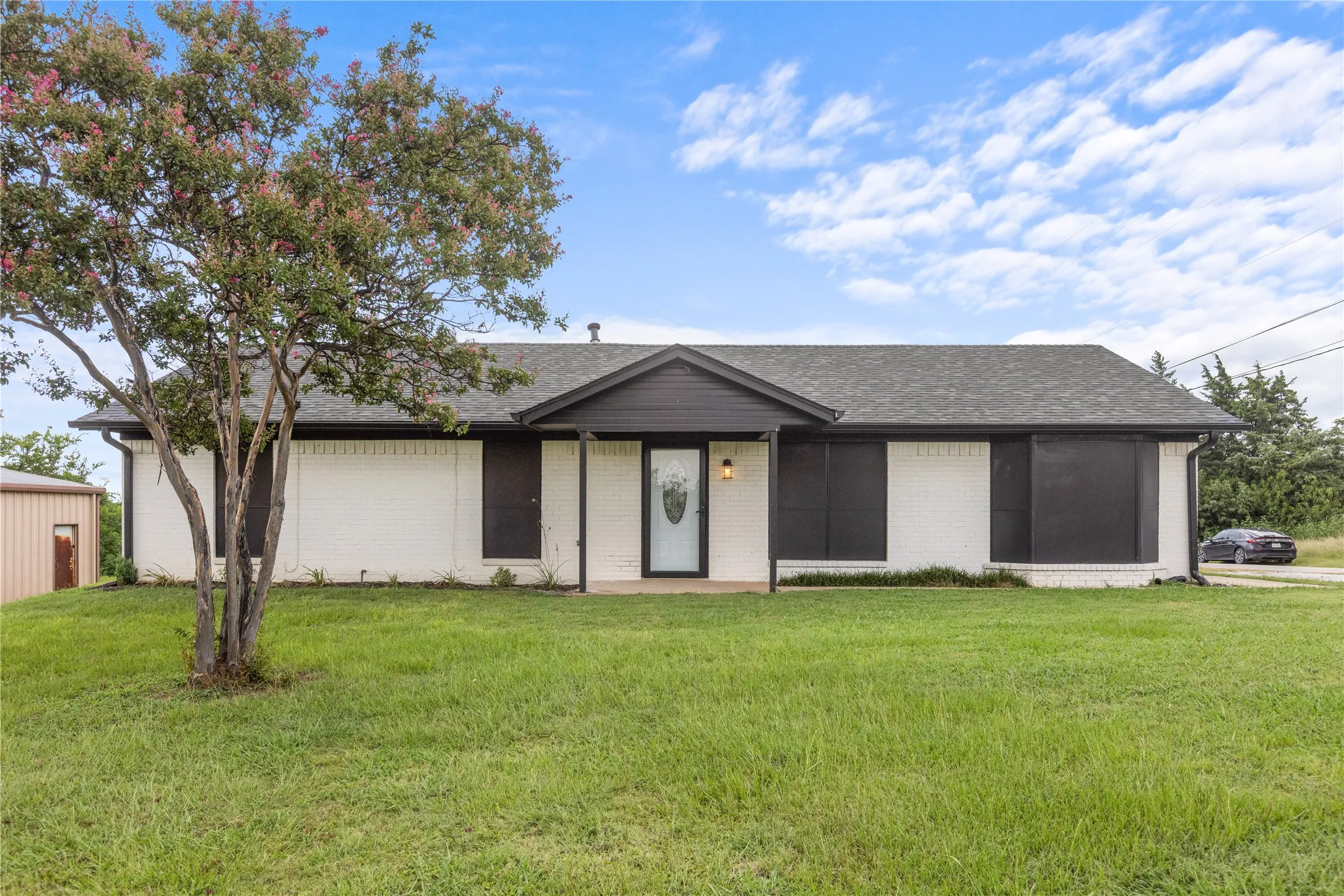 Single Family Residence For Sale in Grayson County , 1939 E Texas Street, Denison, Texas 75021, 3 Bedrooms, 3 Bathrooms, 2 Garage spaces, 1,942 Sqft, built in 1980, Price $275,000, mls#21338213, Real Estate Agent in Denison, Homes For Sale in Grayson county, Homes For Sale in Denison, Realtor in Denison Texas, Real Estate Brokerage Independent Realty Texas, Luminita Cordes Realtor