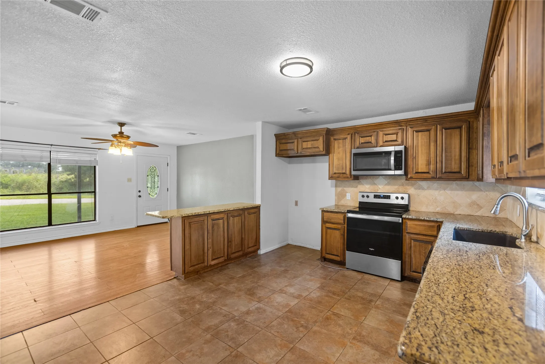 Single Family Residence For Sale in Grayson County , 1939 E Texas Street, Denison, Texas 75021, 3 Bedrooms, 3 Bathrooms, 2 Garage spaces, 1,942 Sqft, built in 1980, Price $275,000, mls#21338213, Real Estate Agent in Denison, Homes For Sale in Grayson county, Homes For Sale in Denison, Realtor in Denison Texas, Real Estate Brokerage Independent Realty Texas, Luminita Cordes Realtor