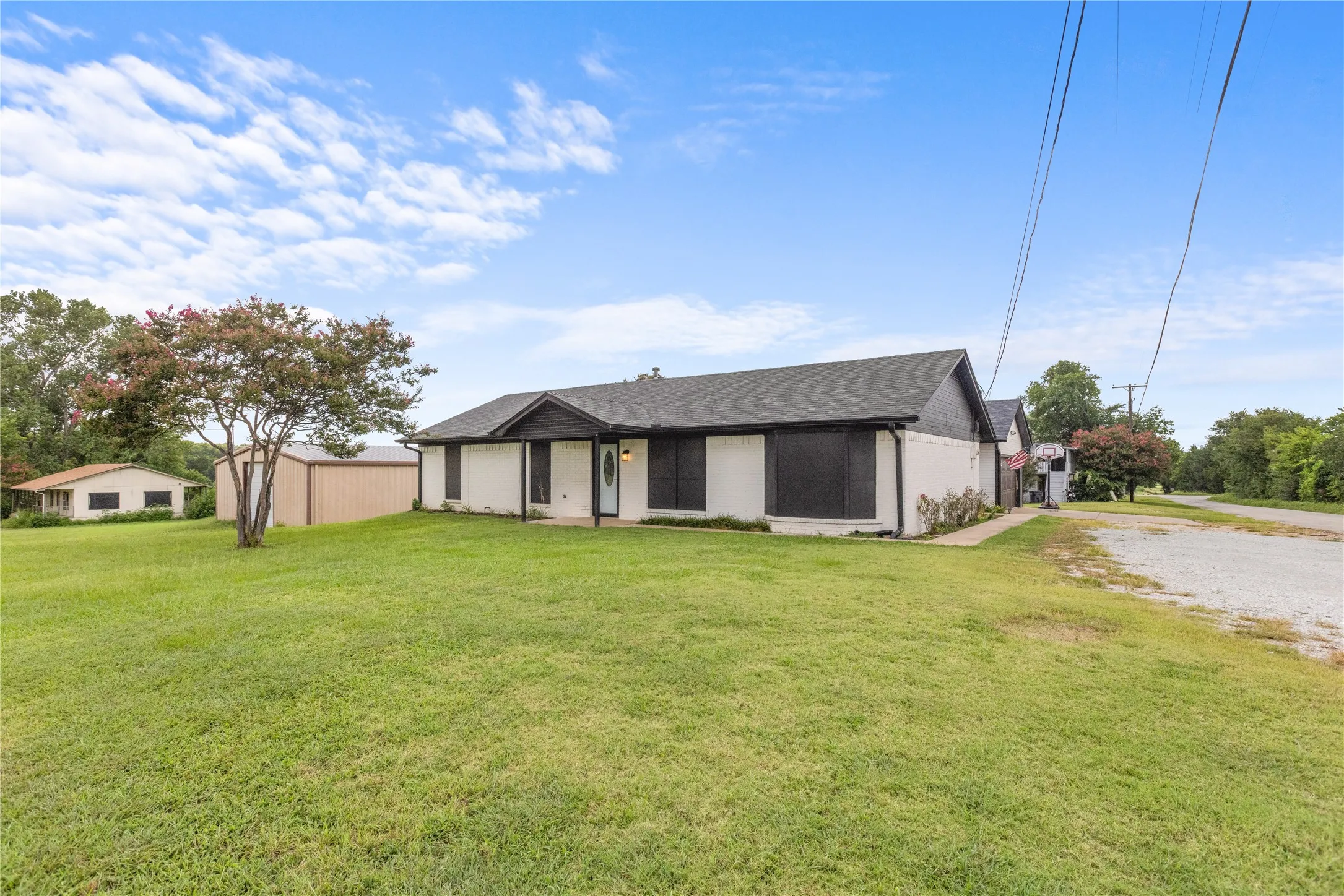Single Family Residence For Sale in Grayson County , 1939 E Texas Street, Denison, Texas 75021, 3 Bedrooms, 3 Bathrooms, 2 Garage spaces, 1,942 Sqft, built in 1980, Price $275,000, mls#21338213, Real Estate Agent in Denison, Homes For Sale in Grayson county, Homes For Sale in Denison, Realtor in Denison Texas, Real Estate Brokerage Independent Realty Texas, Luminita Cordes Realtor