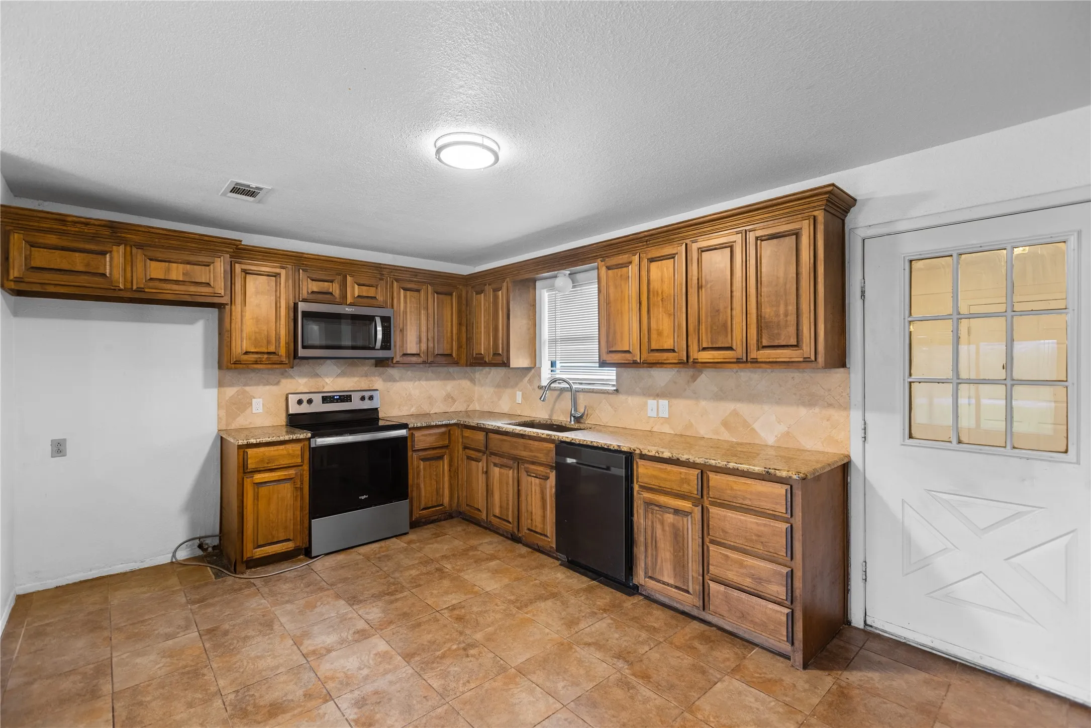 Single Family Residence For Sale in Grayson County , 1939 E Texas Street, Denison, Texas 75021, 3 Bedrooms, 3 Bathrooms, 2 Garage spaces, 1,942 Sqft, built in 1980, Price $275,000, mls#21338213, Real Estate Agent in Denison, Homes For Sale in Grayson county, Homes For Sale in Denison, Realtor in Denison Texas, Real Estate Brokerage Independent Realty Texas, Luminita Cordes Realtor