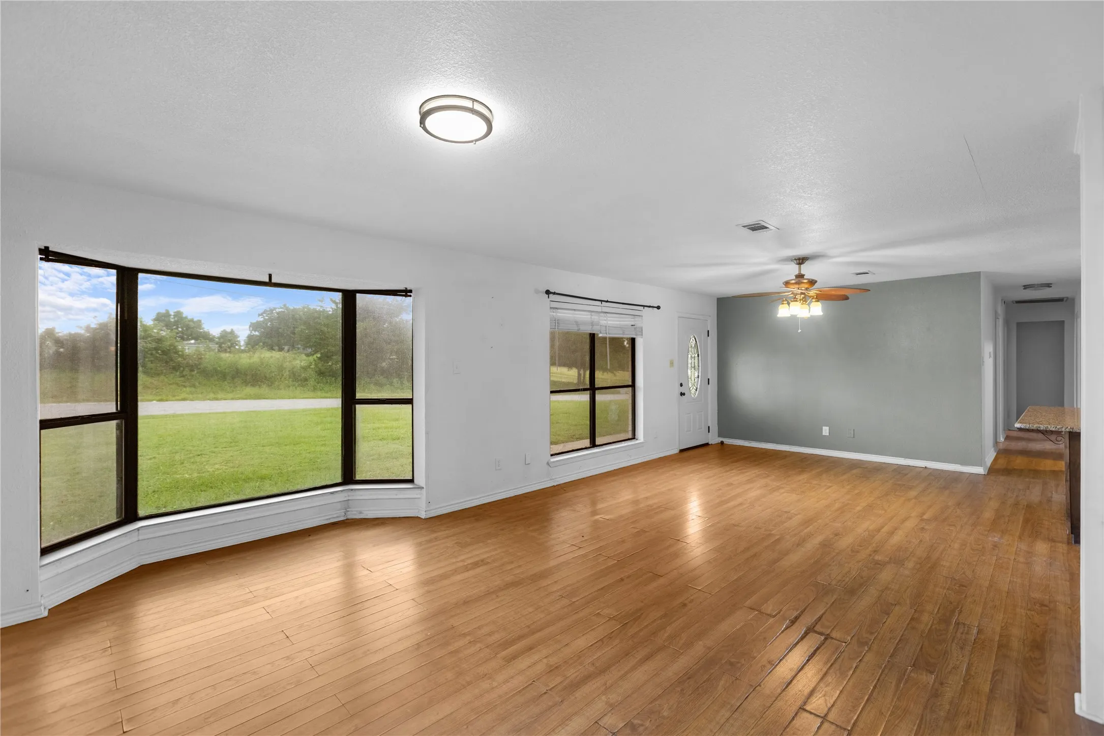 Single Family Residence For Sale in Grayson County , 1939 E Texas Street, Denison, Texas 75021, 3 Bedrooms, 3 Bathrooms, 2 Garage spaces, 1,942 Sqft, built in 1980, Price $275,000, mls#21338213, Real Estate Agent in Denison, Homes For Sale in Grayson county, Homes For Sale in Denison, Realtor in Denison Texas, Real Estate Brokerage Independent Realty Texas, Luminita Cordes Realtor