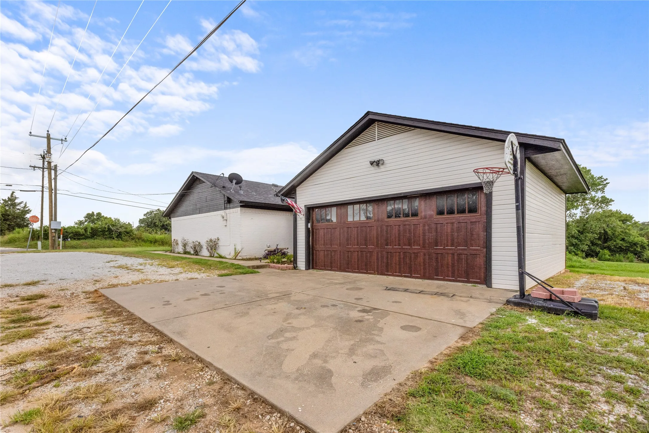 Single Family Residence For Sale in Grayson County , 1939 E Texas Street, Denison, Texas 75021, 3 Bedrooms, 3 Bathrooms, 2 Garage spaces, 1,942 Sqft, built in 1980, Price $275,000, mls#21338213, Real Estate Agent in Denison, Homes For Sale in Grayson county, Homes For Sale in Denison, Realtor in Denison Texas, Real Estate Brokerage Independent Realty Texas, Luminita Cordes Realtor