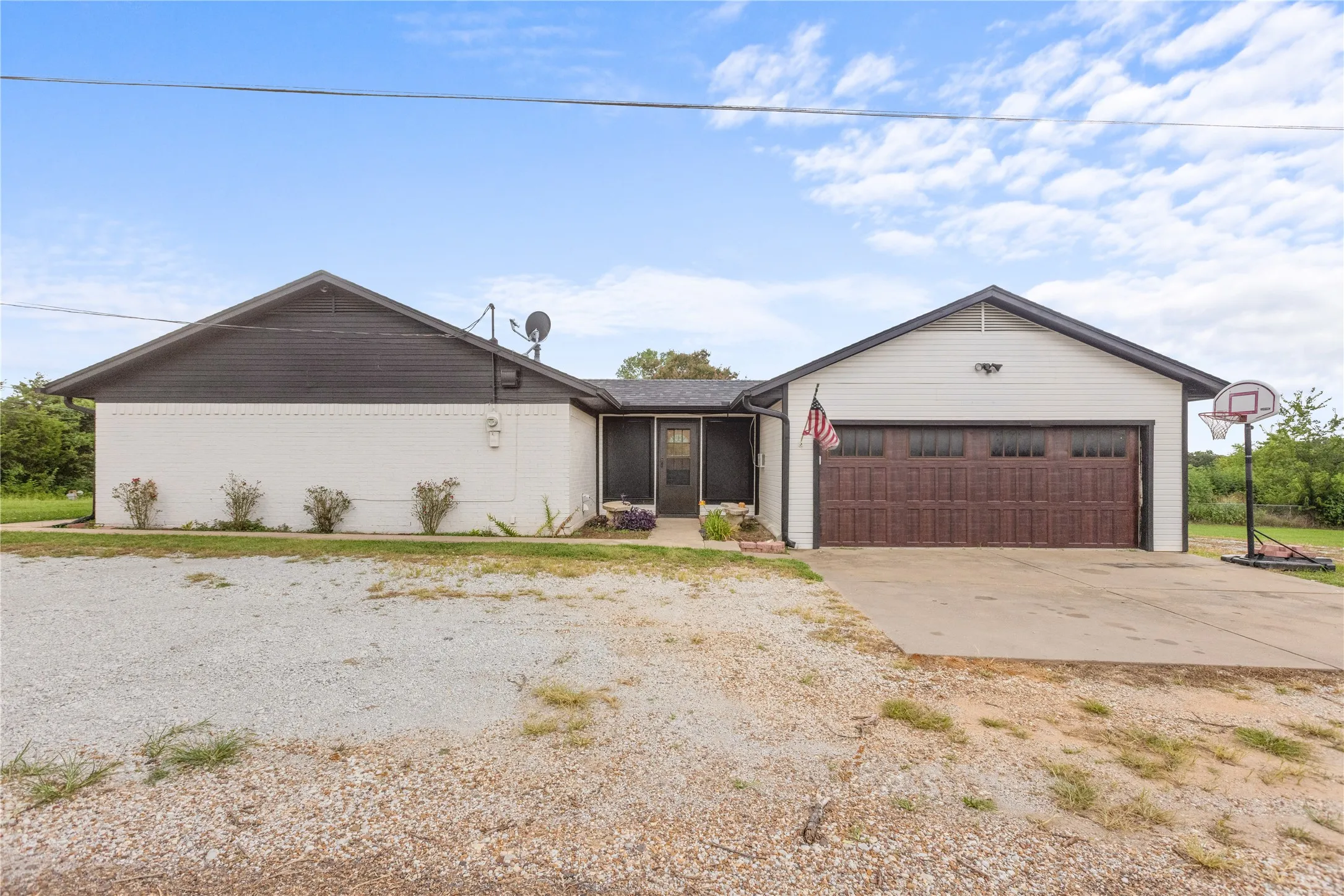 Single Family Residence For Sale in Grayson County , 1939 E Texas Street, Denison, Texas 75021, 3 Bedrooms, 3 Bathrooms, 2 Garage spaces, 1,942 Sqft, built in 1980, Price $275,000, mls#21338213, Real Estate Agent in Denison, Homes For Sale in Grayson county, Homes For Sale in Denison, Realtor in Denison Texas, Real Estate Brokerage Independent Realty Texas, Luminita Cordes Realtor