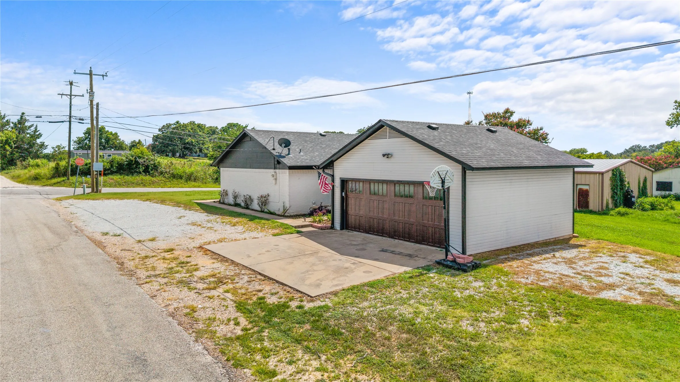 Single Family Residence For Sale in Grayson County , 1939 E Texas Street, Denison, Texas 75021, 3 Bedrooms, 3 Bathrooms, 2 Garage spaces, 1,942 Sqft, built in 1980, Price $275,000, mls#21338213, Real Estate Agent in Denison, Homes For Sale in Grayson county, Homes For Sale in Denison, Realtor in Denison Texas, Real Estate Brokerage Independent Realty Texas, Luminita Cordes Realtor