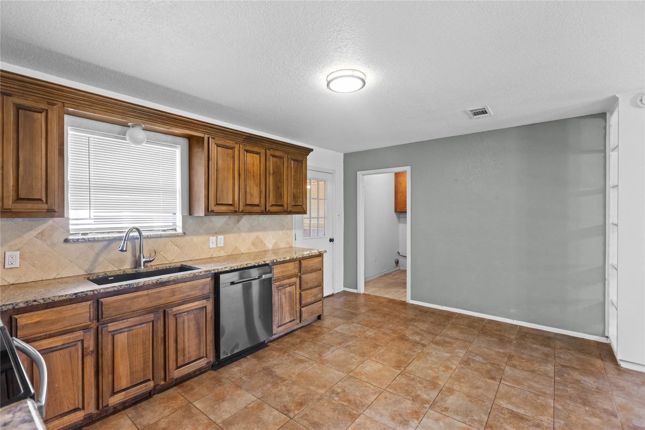Single Family Residence For Sale in Grayson County , 1939 E Texas Street, Denison, Texas 75021, 3 Bedrooms, 3 Bathrooms, 2 Garage spaces, 1,942 Sqft, built in 1980, Price $275,000, mls#21338213, Real Estate Agent in Denison, Homes For Sale in Grayson county, Homes For Sale in Denison, Realtor in Denison Texas, Real Estate Brokerage Independent Realty Texas, Luminita Cordes Realtor