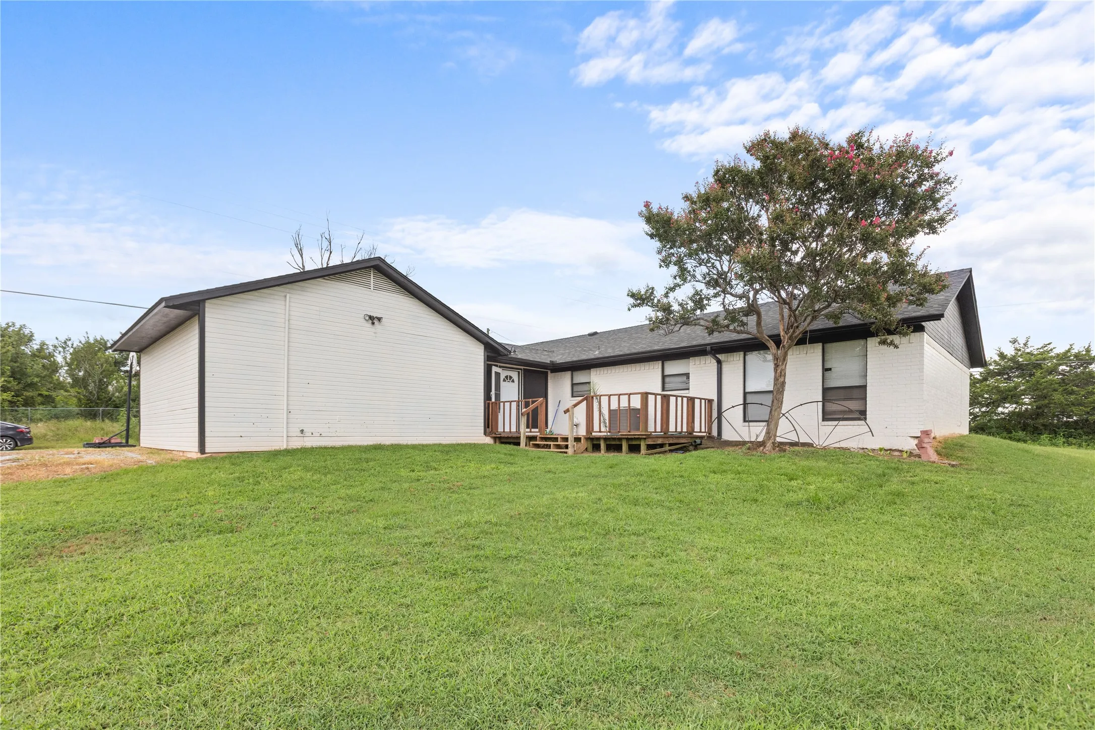 Single Family Residence For Sale in Grayson County , 1939 E Texas Street, Denison, Texas 75021, 3 Bedrooms, 3 Bathrooms, 2 Garage spaces, 1,942 Sqft, built in 1980, Price $275,000, mls#21338213, Real Estate Agent in Denison, Homes For Sale in Grayson county, Homes For Sale in Denison, Realtor in Denison Texas, Real Estate Brokerage Independent Realty Texas, Luminita Cordes Realtor