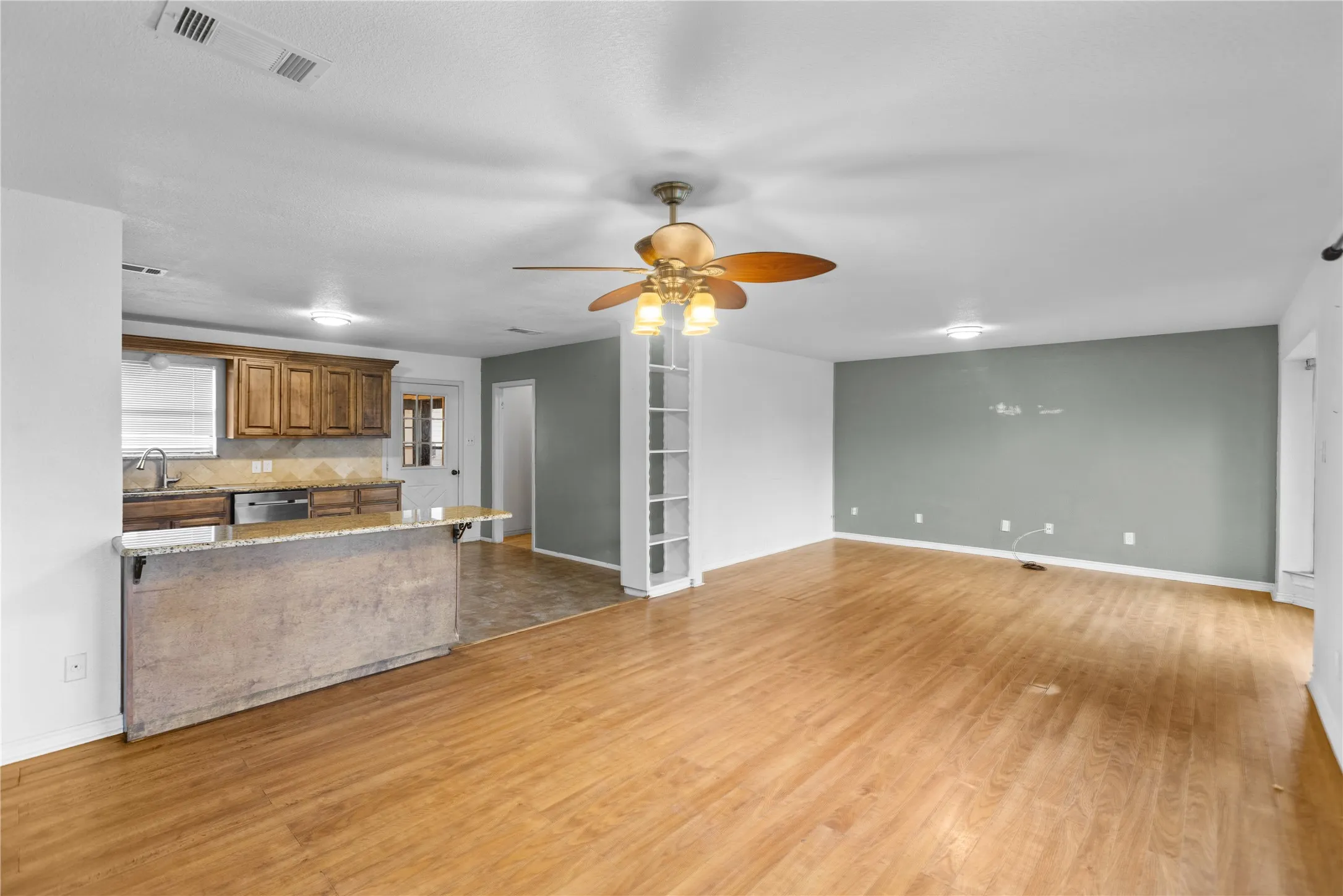 Single Family Residence For Sale in Grayson County , 1939 E Texas Street, Denison, Texas 75021, 3 Bedrooms, 3 Bathrooms, 2 Garage spaces, 1,942 Sqft, built in 1980, Price $275,000, mls#21338213, Real Estate Agent in Denison, Homes For Sale in Grayson county, Homes For Sale in Denison, Realtor in Denison Texas, Real Estate Brokerage Independent Realty Texas, Luminita Cordes Realtor