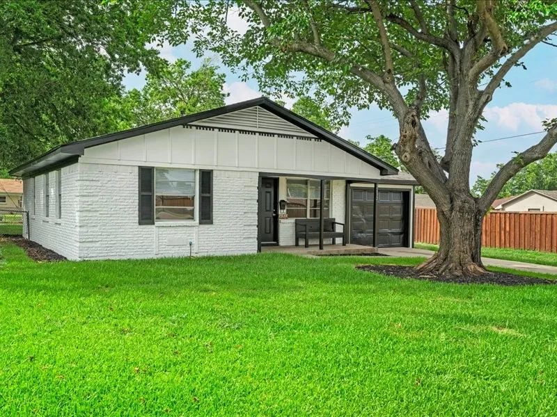 Single Family Residence For Sale in Dallas County , 2632 Emerald Drive, Mesquite, Texas 75150, 3 Bedroom, 1 Bathroom, 1 Garage spaces, 975 Sqft, built in 1964, mls#21338476, Real Estate Agent in Mesquite, Homes For Sale in Dallas county, Homes For Sale in Mesquite, Realtor in Mesquite Texas, Real Estate Brokerage Independent Realty Texas, Luminita Cordes Realtor