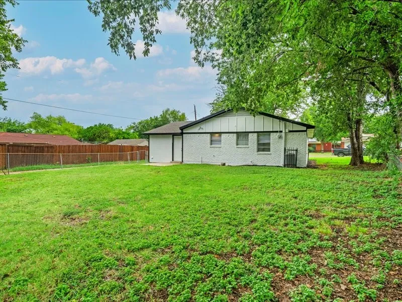 Single Family Residence For Sale in Dallas County , 2632 Emerald Drive, Mesquite, Texas 75150, 3 Bedroom, 1 Bathroom, 1 Garage spaces, 975 Sqft, built in 1964, mls#21338476, Real Estate Agent in Mesquite, Homes For Sale in Dallas county, Homes For Sale in Mesquite, Realtor in Mesquite Texas, Real Estate Brokerage Independent Realty Texas, Luminita Cordes Realtor