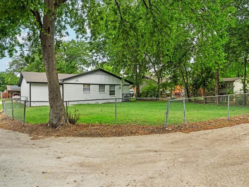 Single Family Residence For Sale in Dallas County , 2632 Emerald Drive, Mesquite, Texas 75150, 3 Bedroom, 1 Bathroom, 1 Garage spaces, 975 Sqft, built in 1964, mls#21338476, Real Estate Agent in Mesquite, Homes For Sale in Dallas county, Homes For Sale in Mesquite, Realtor in Mesquite Texas, Real Estate Brokerage Independent Realty Texas, Luminita Cordes Realtor