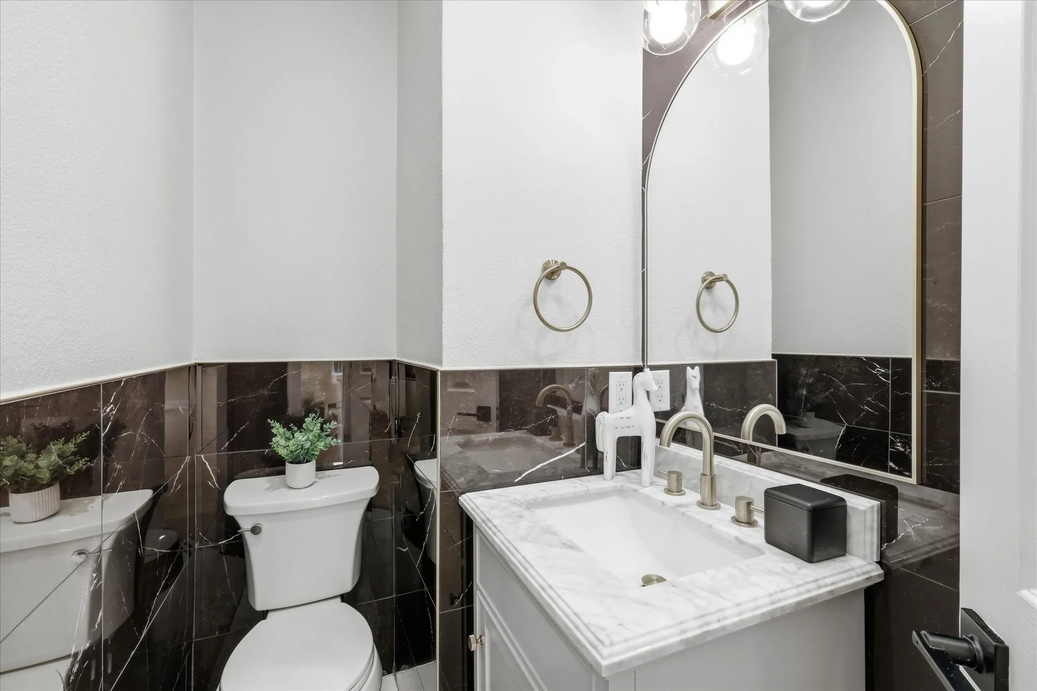 Single Family Residence For Sale in Denton County , 1400 Hudspeth Drive, Carrollton, Texas 75010, 4 Bedroom, 4 Bathroom, 2 Garage spaces, 3,806 Sqft, built in 2000, mls#21338502, Real Estate Agent in Carrollton, Homes For Sale in Denton county, Homes For Sale in Carrollton, Realtor in Carrollton Texas, Real Estate Brokerage Independent Realty Texas, Luminita Cordes Realtor