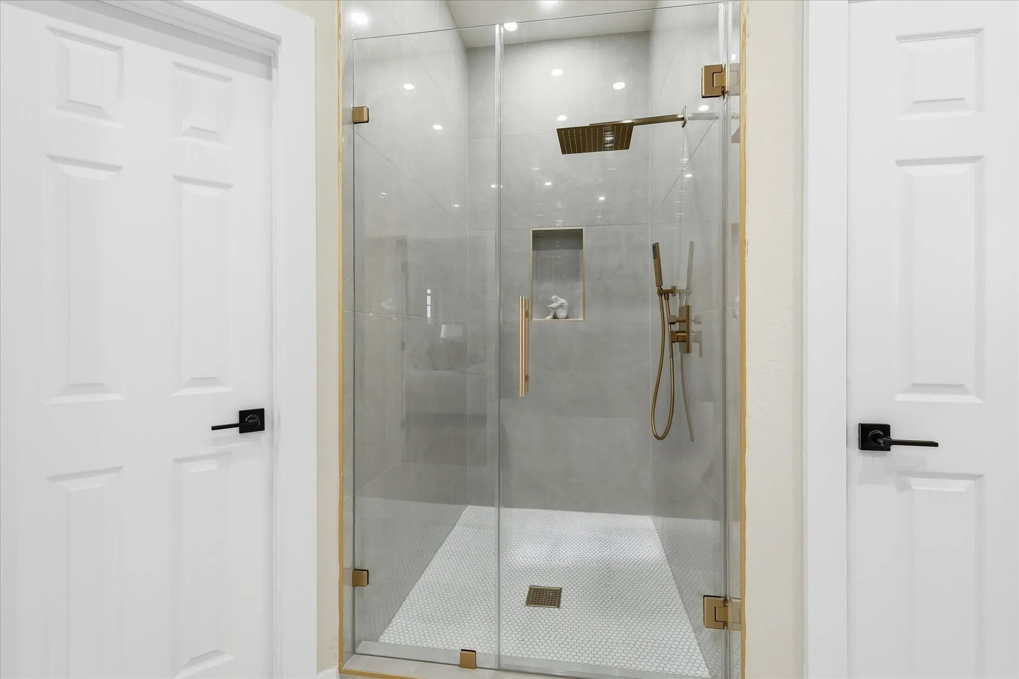 Single Family Residence For Sale in Denton County , 1400 Hudspeth Drive, Carrollton, Texas 75010, 4 Bedroom, 4 Bathroom, 2 Garage spaces, 3,806 Sqft, built in 2000, mls#21338502, Real Estate Agent in Carrollton, Homes For Sale in Denton county, Homes For Sale in Carrollton, Realtor in Carrollton Texas, Real Estate Brokerage Independent Realty Texas, Luminita Cordes Realtor