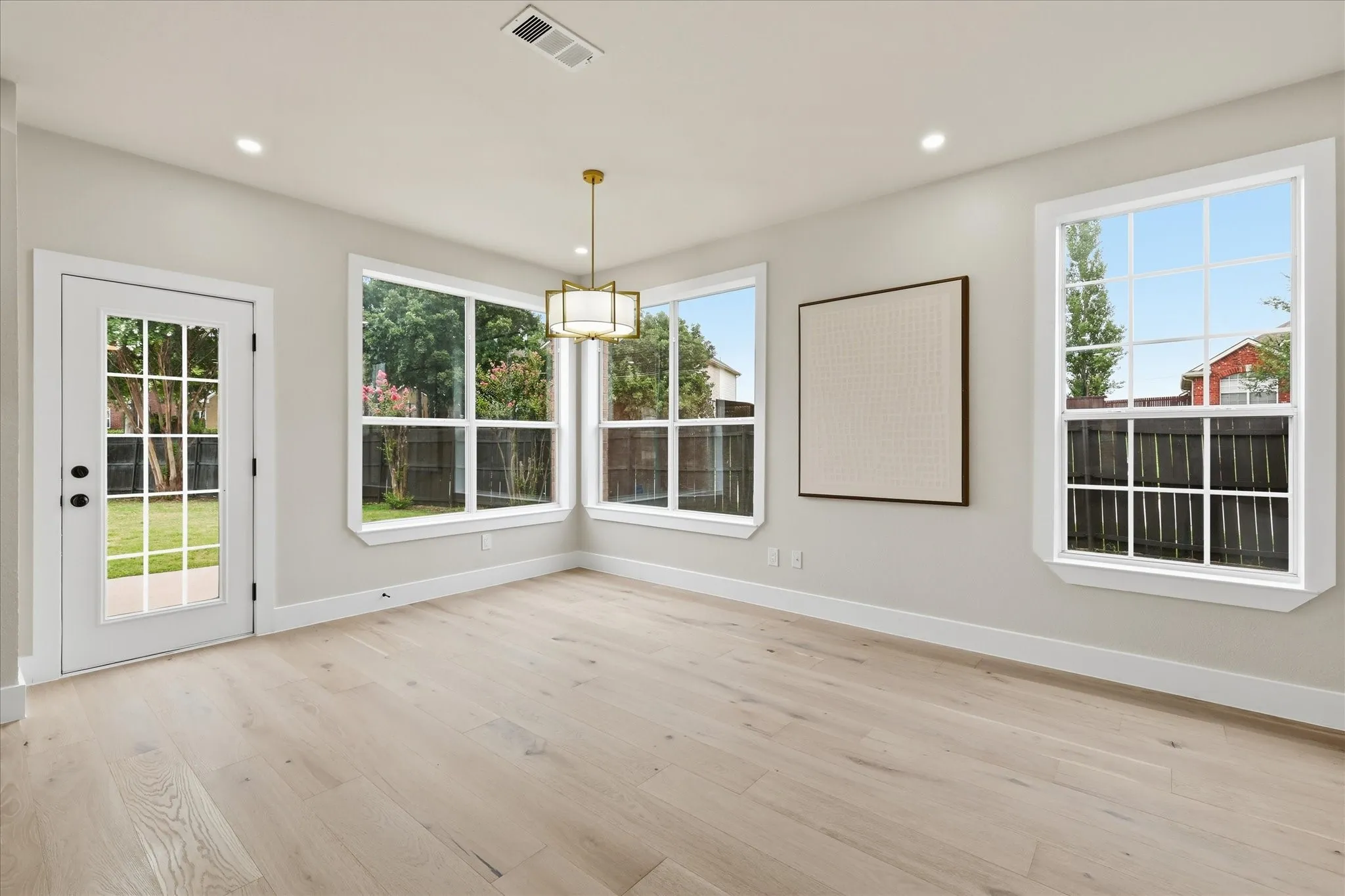 Single Family Residence For Sale in Denton County , 1400 Hudspeth Drive, Carrollton, Texas 75010, 4 Bedroom, 4 Bathroom, 2 Garage spaces, 3,806 Sqft, built in 2000, mls#21338502, Real Estate Agent in Carrollton, Homes For Sale in Denton county, Homes For Sale in Carrollton, Realtor in Carrollton Texas, Real Estate Brokerage Independent Realty Texas, Luminita Cordes Realtor