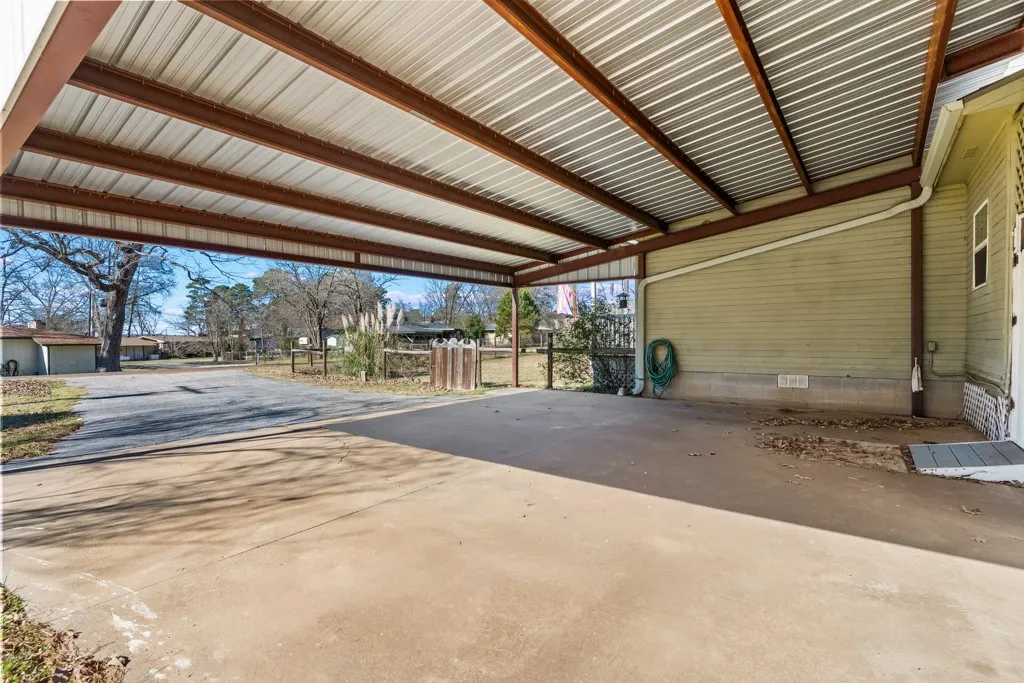 Single Family Residence For Sale in Marion County , 661 Crestwood Drive, Avinger, Texas 75630, 3 Bedrooms, 2 Bathrooms, 1 Garage spaces, 1,412 Sqft, built in 2008, Price $239,900, mls#21338478, Real Estate Agent in Avinger, Homes For Sale in Marion county, Homes For Sale in Avinger, Realtor in Avinger Texas, Real Estate Brokerage Independent Realty Texas, Luminita Cordes Realtor