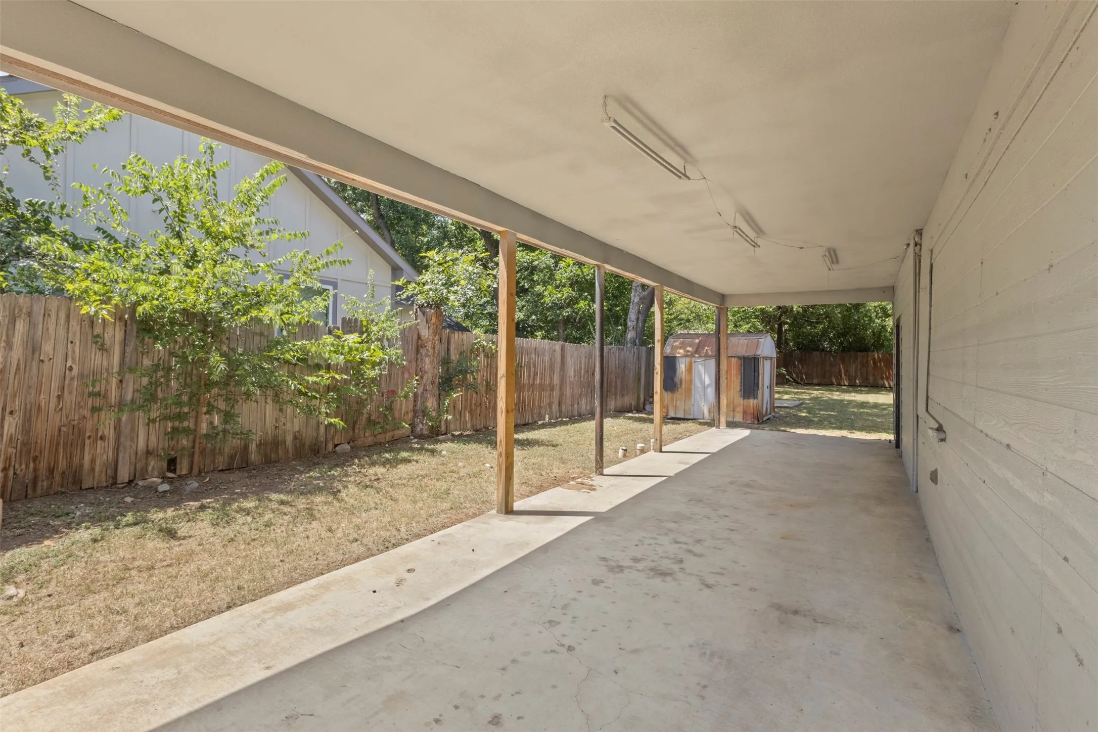 Single Family Residence For Sale in Tarrant County , 5425 Laster Road, Fort Worth, Texas 76119, 2 Bedroom, 1 Bathroom, Garage spaces, 768 Sqft, built in 1955, mls#21336438, Real Estate Agent in Fort Worth, Homes For Sale in Tarrant county, Homes For Sale in Fort Worth, Realtor in Fort Worth Texas, Real Estate Brokerage Independent Realty Texas, Luminita Cordes Realtor