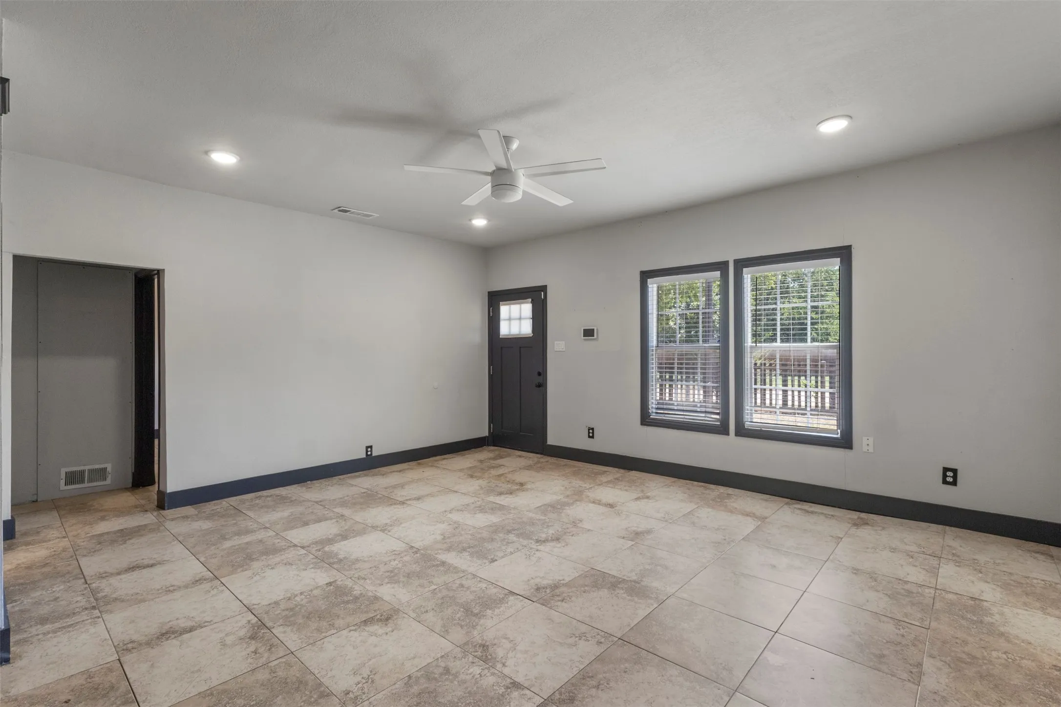 Single Family Residence For Sale in Tarrant County , 5425 Laster Road, Fort Worth, Texas 76119, 2 Bedroom, 1 Bathroom, Garage spaces, 768 Sqft, built in 1955, mls#21336438, Real Estate Agent in Fort Worth, Homes For Sale in Tarrant county, Homes For Sale in Fort Worth, Realtor in Fort Worth Texas, Real Estate Brokerage Independent Realty Texas, Luminita Cordes Realtor