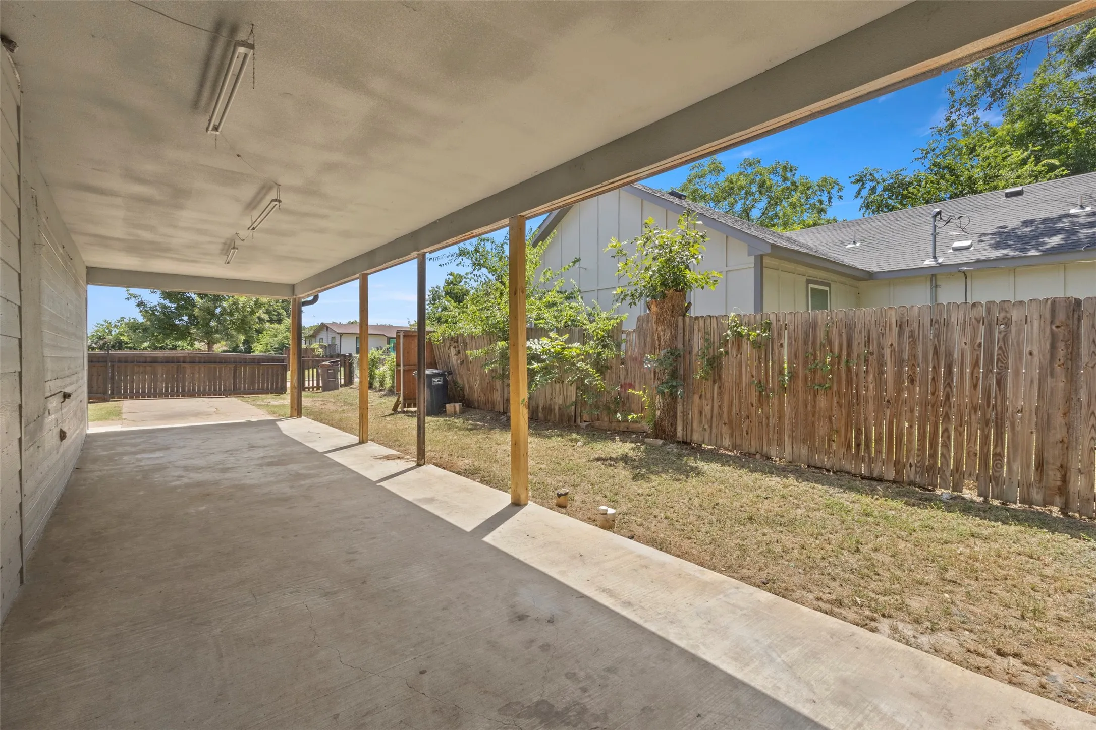 Single Family Residence For Sale in Tarrant County , 5425 Laster Road, Fort Worth, Texas 76119, 2 Bedroom, 1 Bathroom, Garage spaces, 768 Sqft, built in 1955, mls#21336438, Real Estate Agent in Fort Worth, Homes For Sale in Tarrant county, Homes For Sale in Fort Worth, Realtor in Fort Worth Texas, Real Estate Brokerage Independent Realty Texas, Luminita Cordes Realtor
