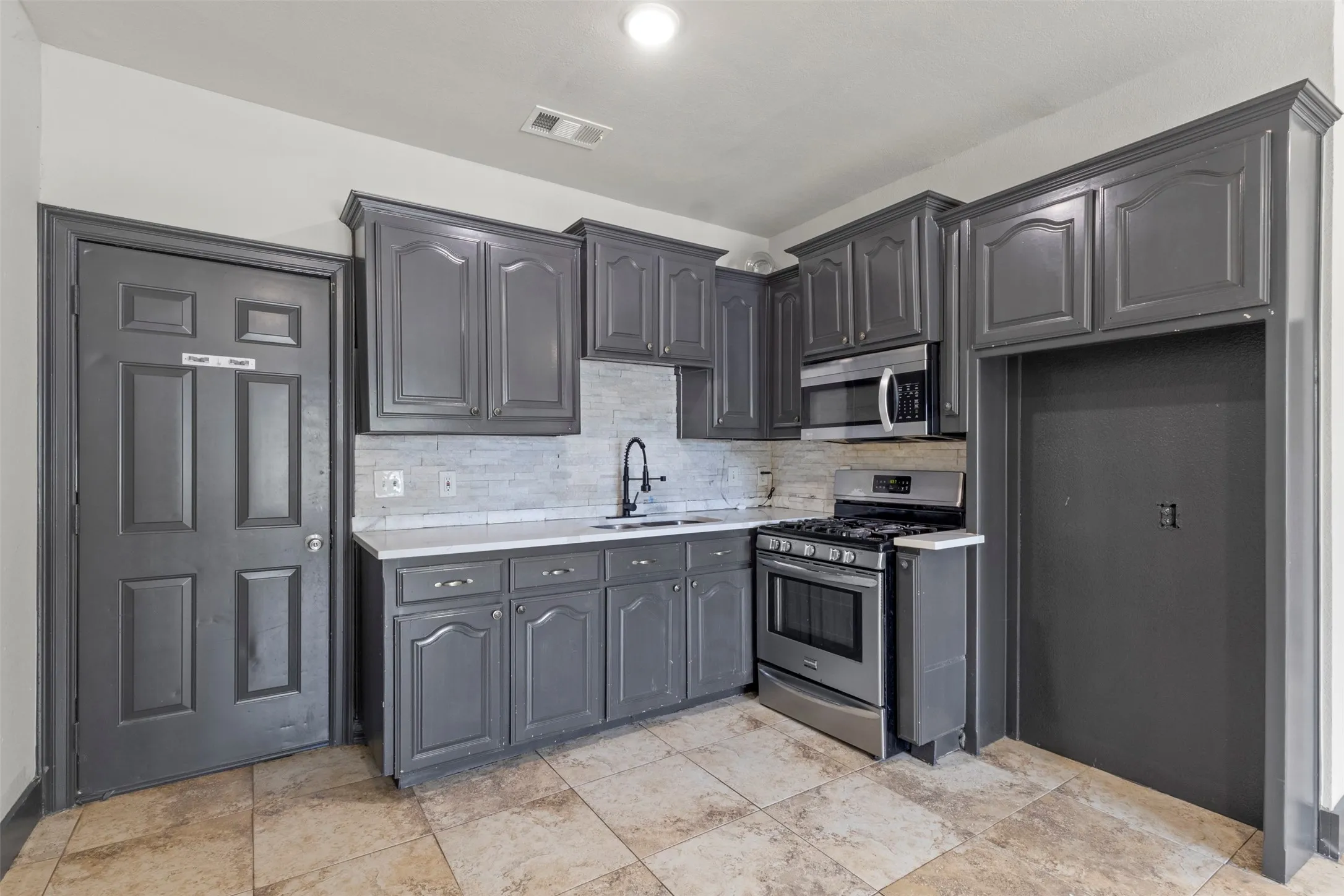 Single Family Residence For Sale in Tarrant County , 5425 Laster Road, Fort Worth, Texas 76119, 2 Bedroom, 1 Bathroom, Garage spaces, 768 Sqft, built in 1955, mls#21336438, Real Estate Agent in Fort Worth, Homes For Sale in Tarrant county, Homes For Sale in Fort Worth, Realtor in Fort Worth Texas, Real Estate Brokerage Independent Realty Texas, Luminita Cordes Realtor