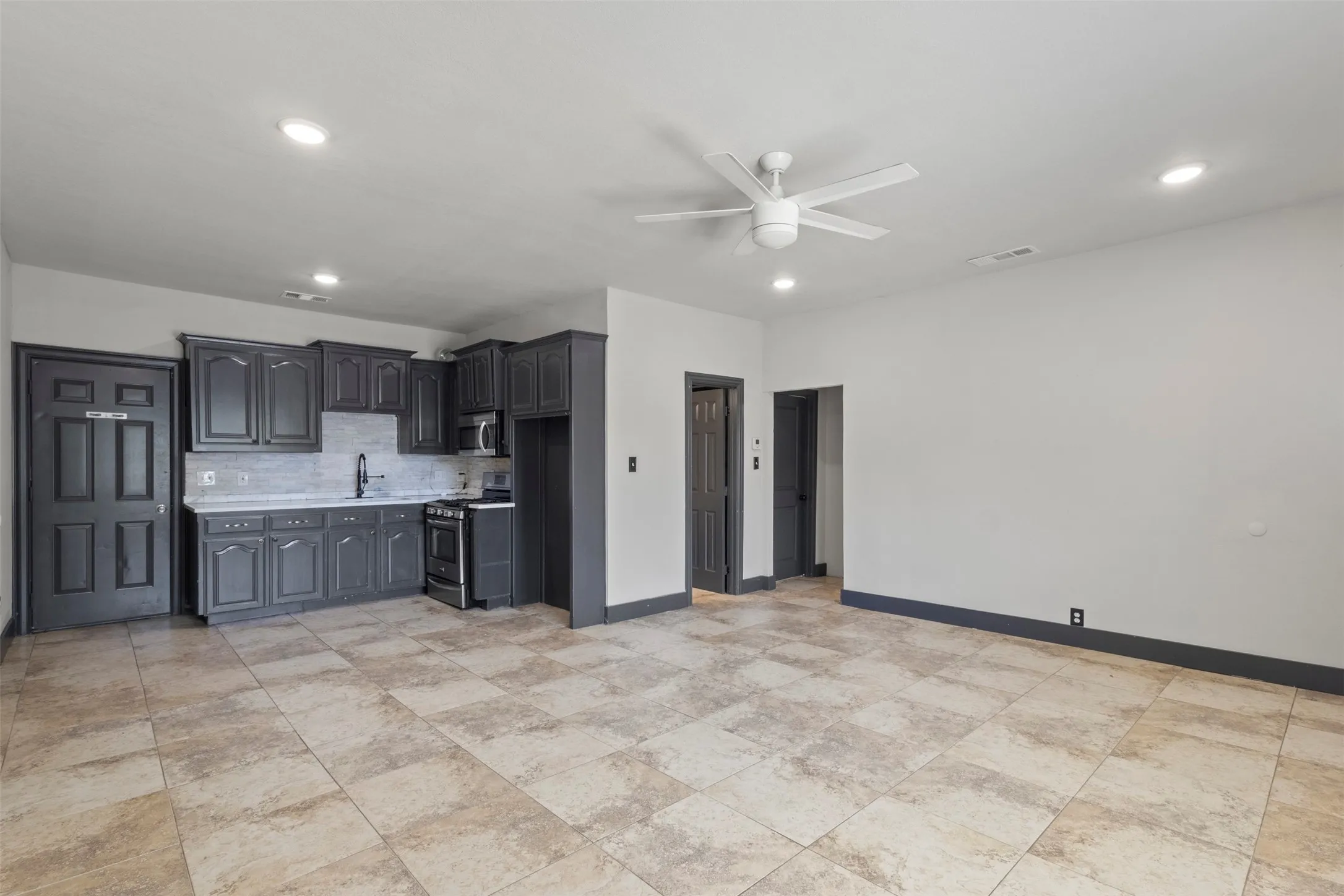 Single Family Residence For Sale in Tarrant County , 5425 Laster Road, Fort Worth, Texas 76119, 2 Bedroom, 1 Bathroom, Garage spaces, 768 Sqft, built in 1955, mls#21336438, Real Estate Agent in Fort Worth, Homes For Sale in Tarrant county, Homes For Sale in Fort Worth, Realtor in Fort Worth Texas, Real Estate Brokerage Independent Realty Texas, Luminita Cordes Realtor