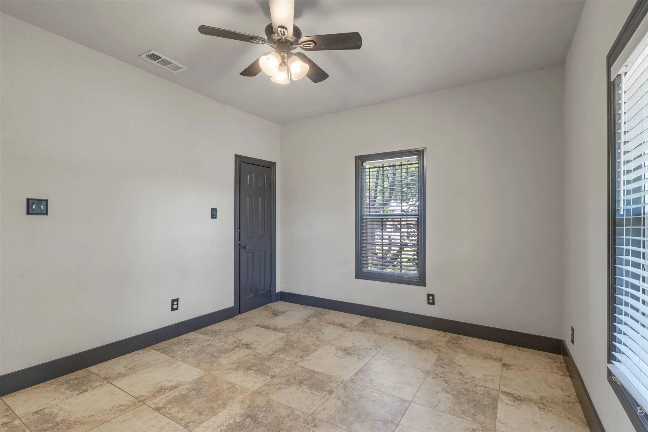 Single Family Residence For Sale in Tarrant County , 5425 Laster Road, Fort Worth, Texas 76119, 2 Bedroom, 1 Bathroom, Garage spaces, 768 Sqft, built in 1955, mls#21336438, Real Estate Agent in Fort Worth, Homes For Sale in Tarrant county, Homes For Sale in Fort Worth, Realtor in Fort Worth Texas, Real Estate Brokerage Independent Realty Texas, Luminita Cordes Realtor