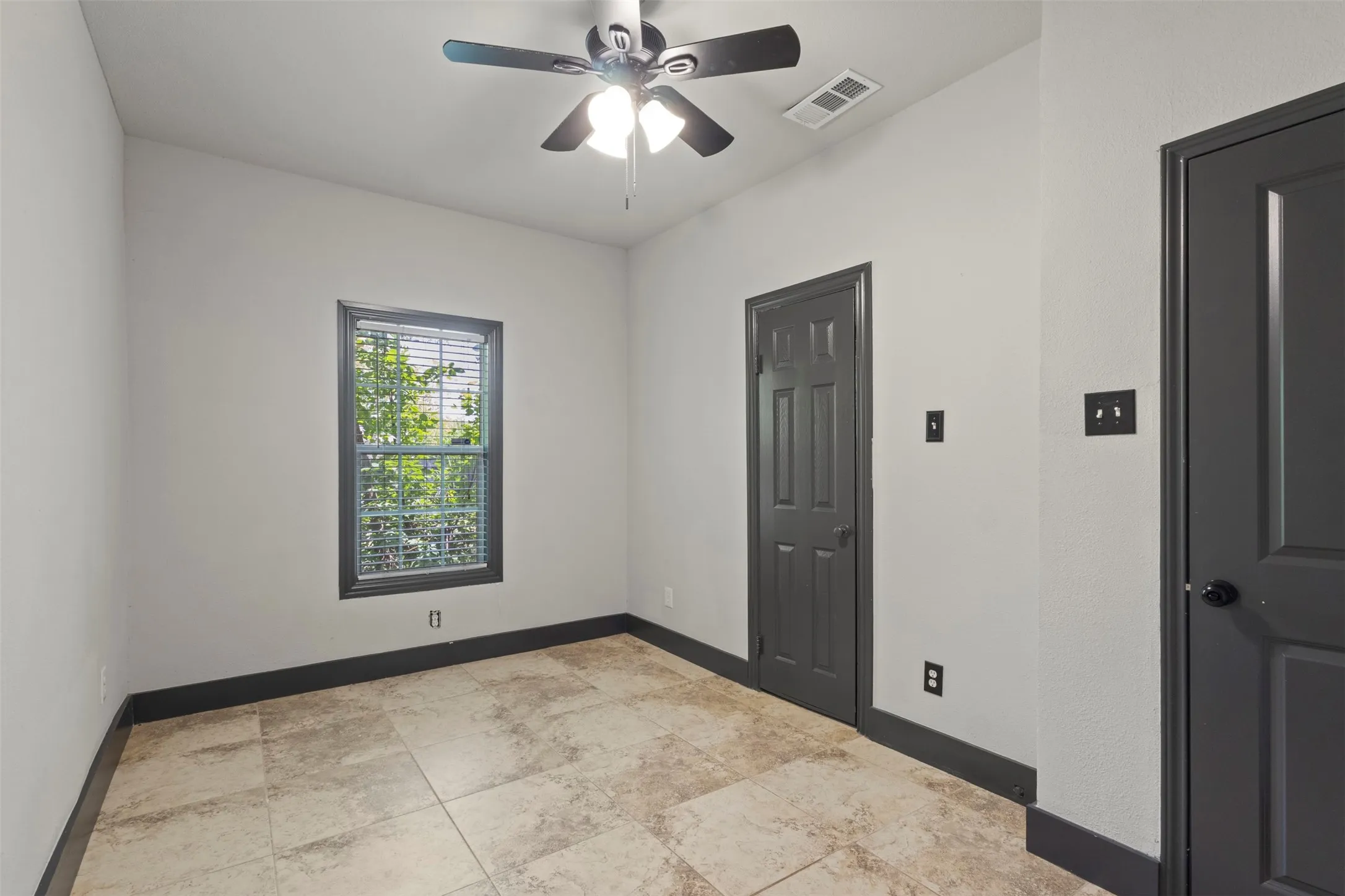 Single Family Residence For Sale in Tarrant County , 5425 Laster Road, Fort Worth, Texas 76119, 2 Bedroom, 1 Bathroom, Garage spaces, 768 Sqft, built in 1955, mls#21336438, Real Estate Agent in Fort Worth, Homes For Sale in Tarrant county, Homes For Sale in Fort Worth, Realtor in Fort Worth Texas, Real Estate Brokerage Independent Realty Texas, Luminita Cordes Realtor