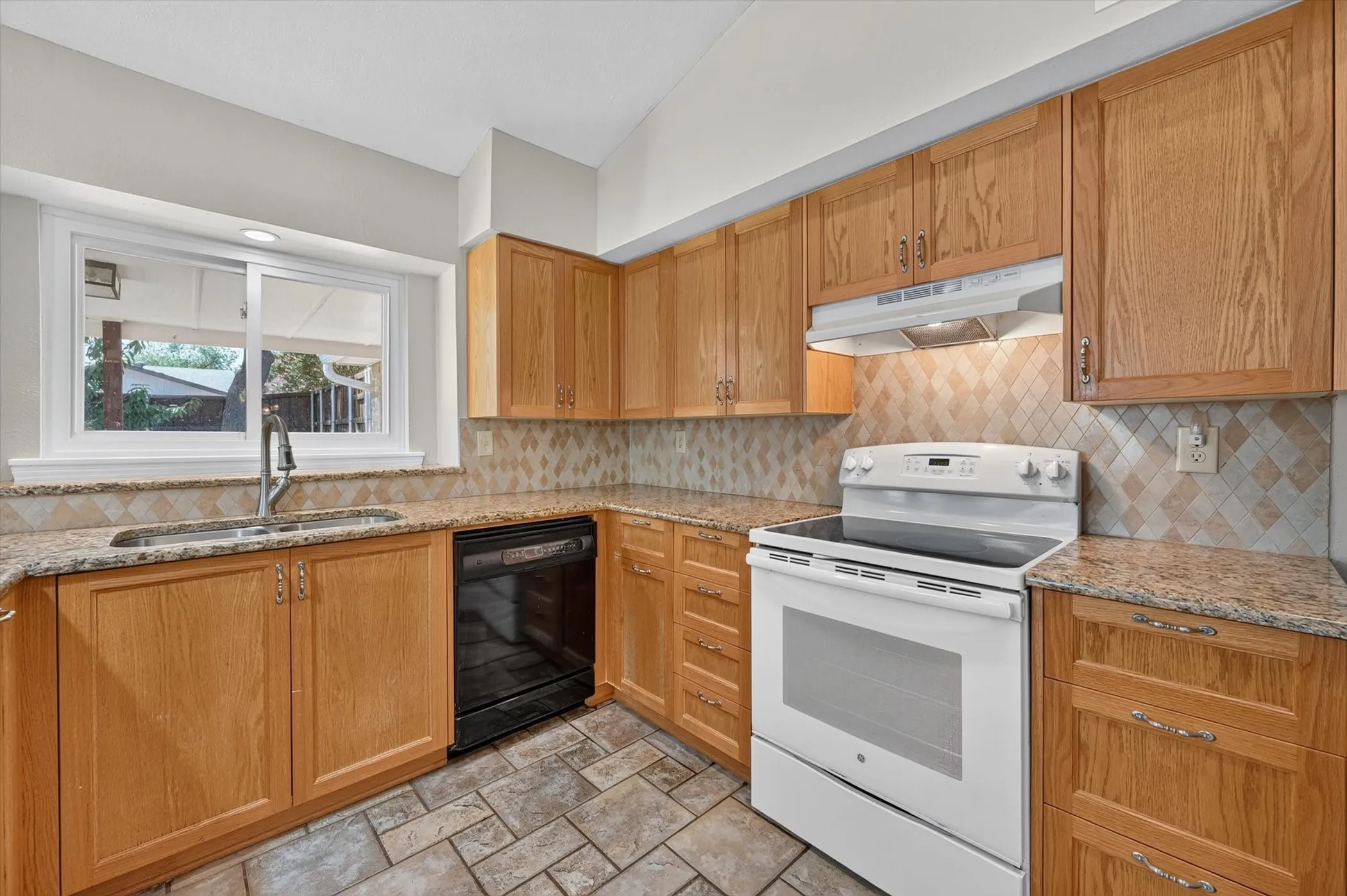Single Family Residence For Sale in Denton County , 2801 Stratford Lane, Flower Mound, Texas 75028, 3 Bedroom, 2 Bathroom, 2 Garage spaces, 1,790 Sqft, built in 1983, mls#21332064, Real Estate Agent in Flower Mound, Homes For Sale in Denton county, Homes For Sale in Flower Mound, Realtor in Flower Mound Texas, Real Estate Brokerage Independent Realty Texas, Luminita Cordes Realtor