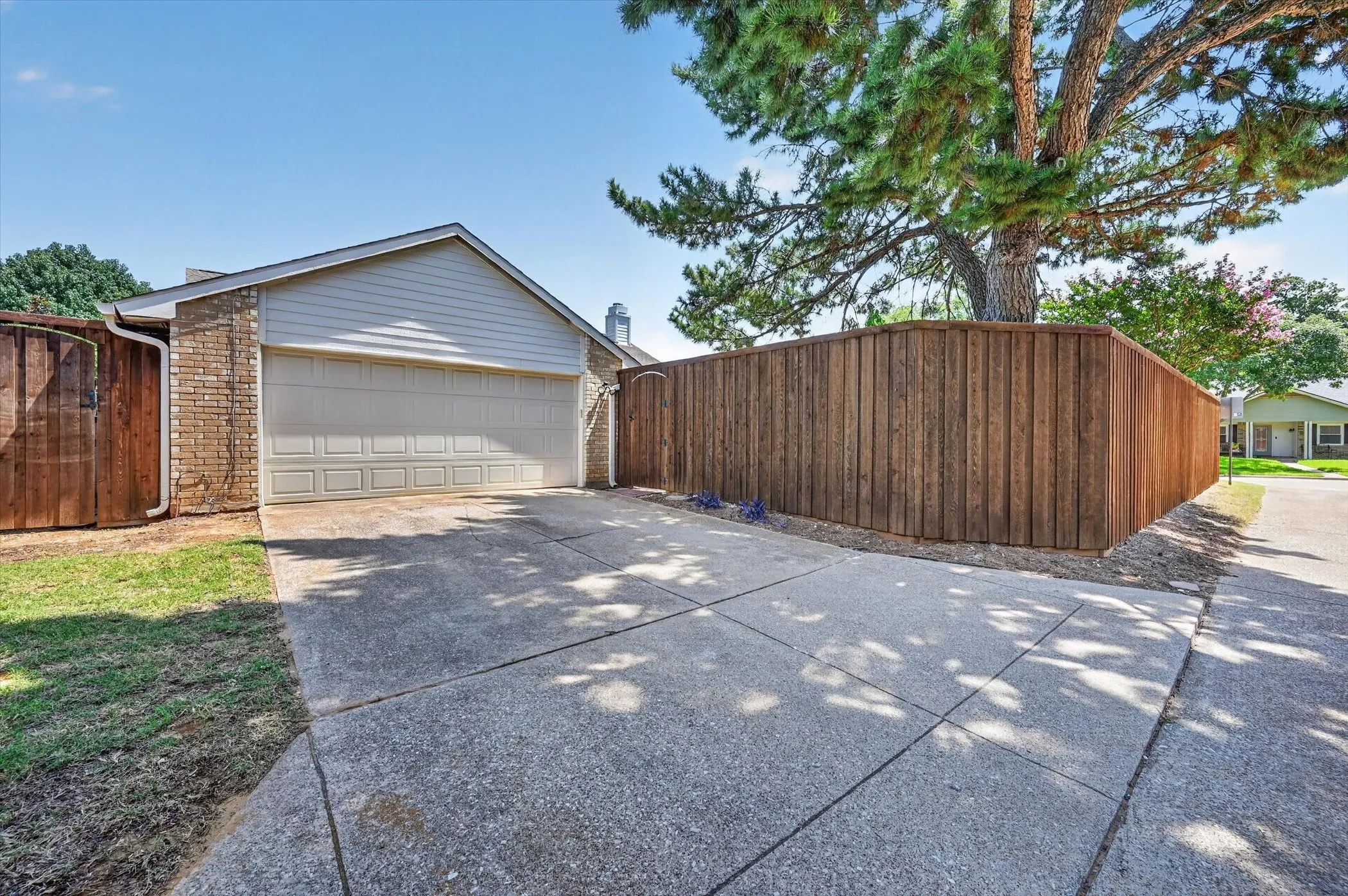 Single Family Residence For Sale in Denton County , 2801 Stratford Lane, Flower Mound, Texas 75028, 3 Bedroom, 2 Bathroom, 2 Garage spaces, 1,790 Sqft, built in 1983, mls#21332064, Real Estate Agent in Flower Mound, Homes For Sale in Denton county, Homes For Sale in Flower Mound, Realtor in Flower Mound Texas, Real Estate Brokerage Independent Realty Texas, Luminita Cordes Realtor