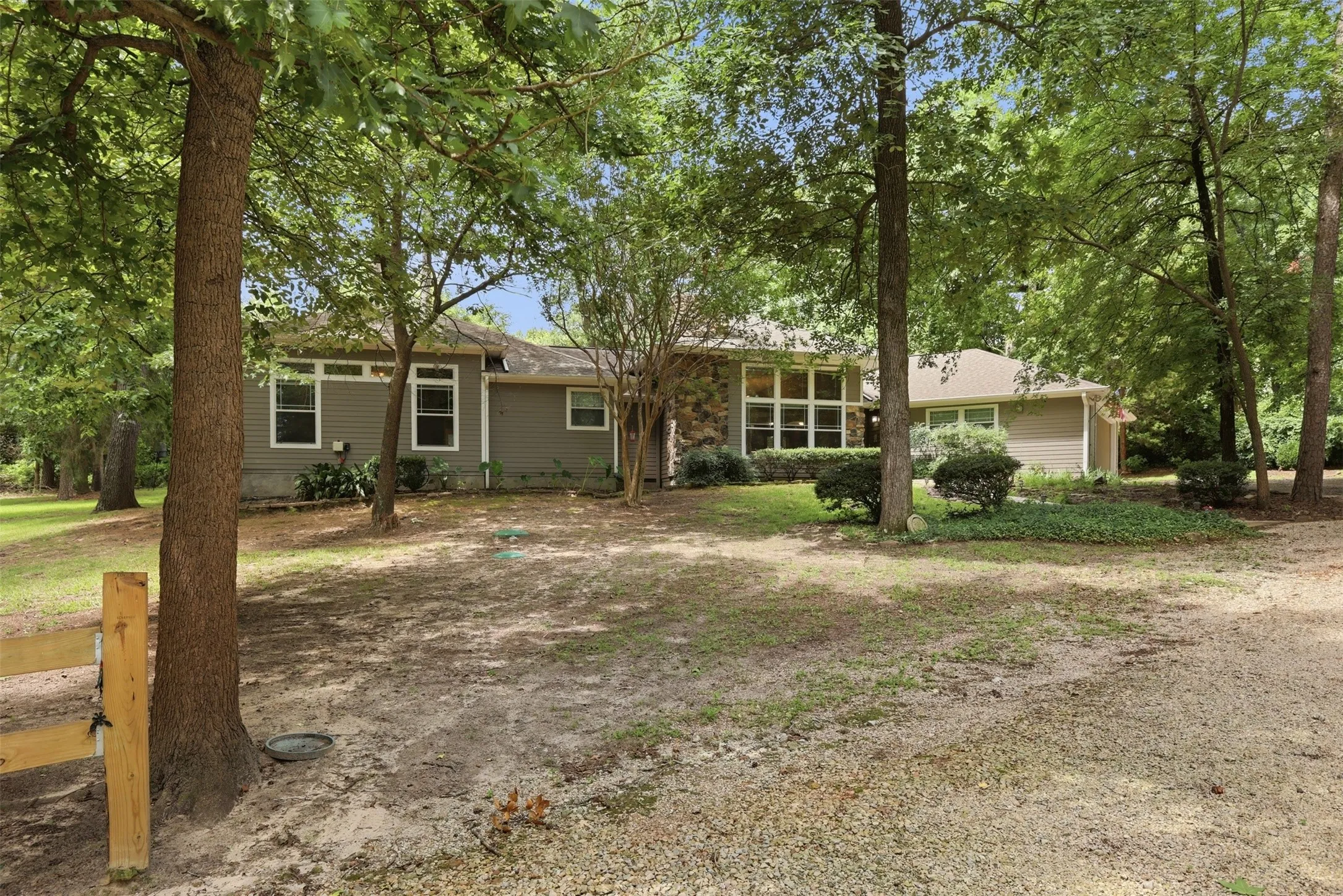 Single Family Residence For Sale in Franklin (TX) County , 565 W El Dorado Drive, Scroggins, Texas 75480, 4 Bedroom, 2 Bathroom, 2 Garage spaces, 2,232 Sqft, built in 2002, Price $499,000, mls#21334738, Real Estate Agent in Scroggins, Homes For Sale in Franklin (TX) county, Homes For Sale in Scroggins, Realtor in Scroggins Texas, Real Estate Brokerage Independent Realty Texas, Luminita Cordes Realtor