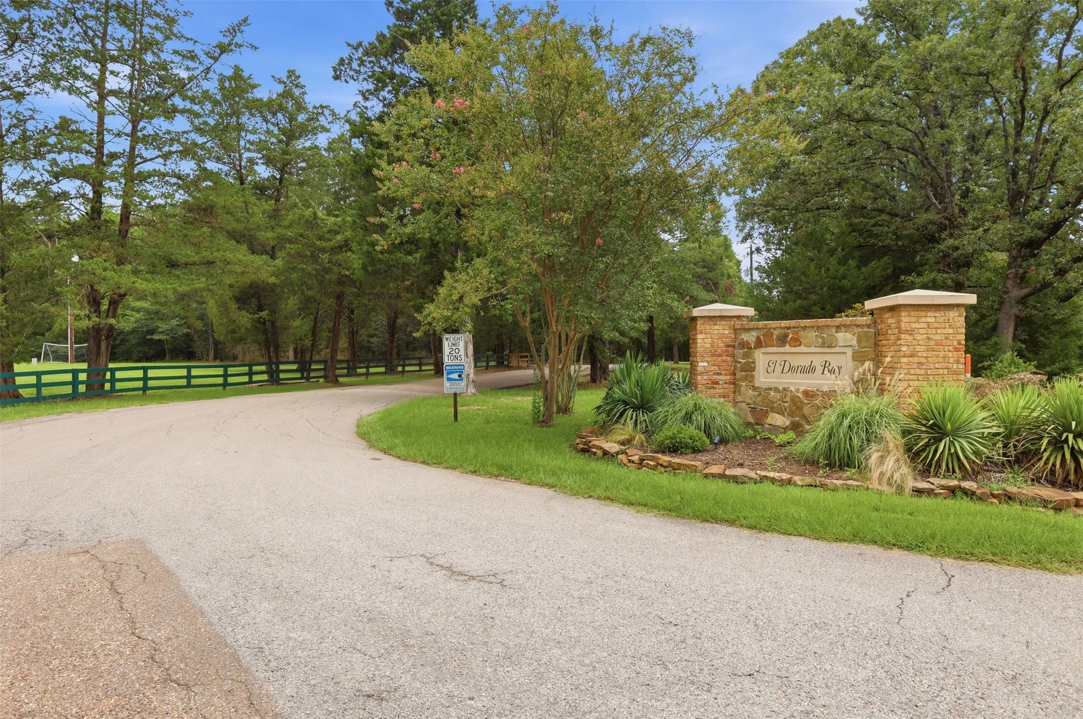 Single Family Residence For Sale in Franklin (TX) County , 565 W El Dorado Drive, Scroggins, Texas 75480, 4 Bedroom, 2 Bathroom, 2 Garage spaces, 2,232 Sqft, built in 2002, Price $499,000, mls#21334738, Real Estate Agent in Scroggins, Homes For Sale in Franklin (TX) county, Homes For Sale in Scroggins, Realtor in Scroggins Texas, Real Estate Brokerage Independent Realty Texas, Luminita Cordes Realtor
