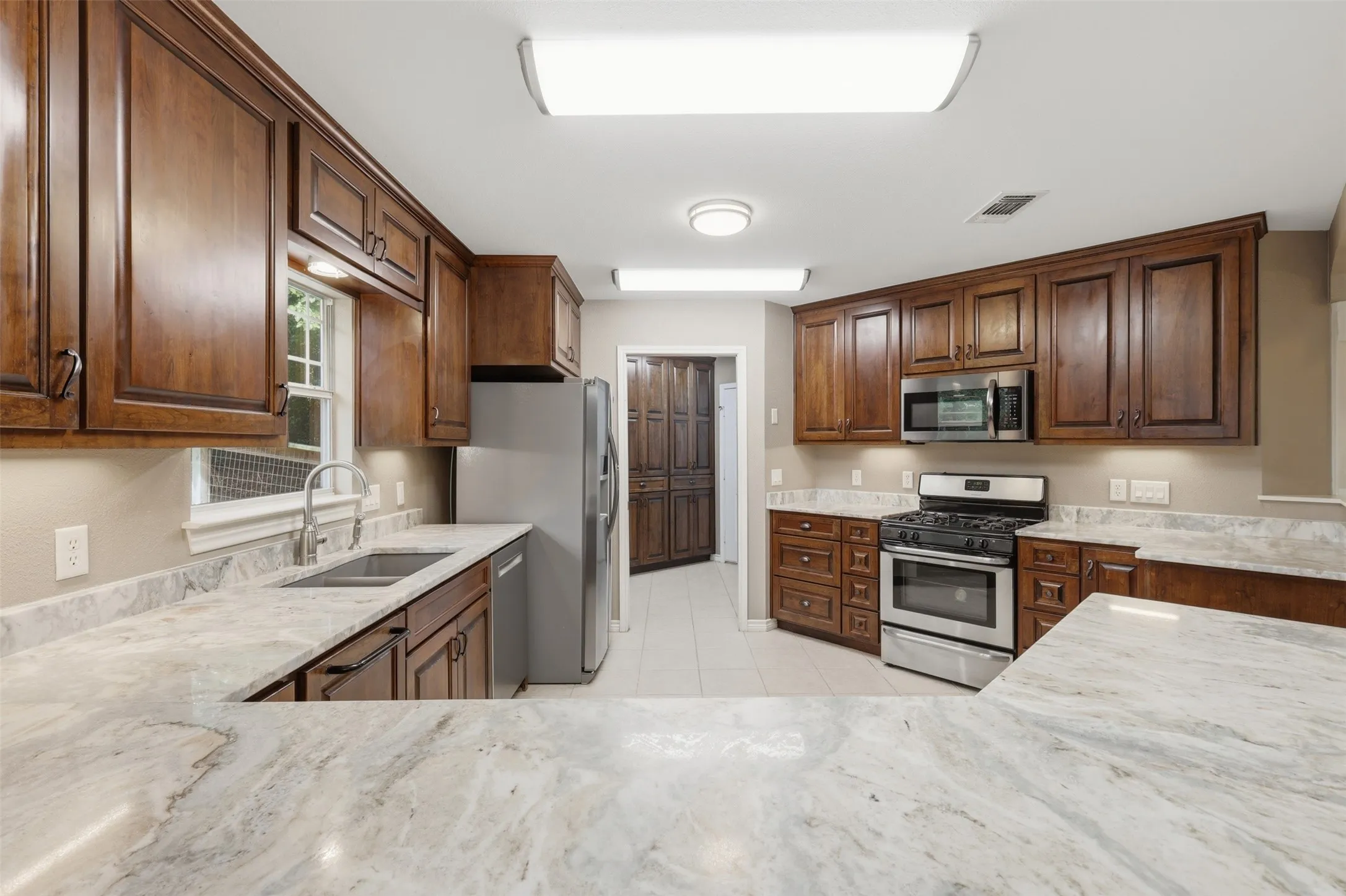 Single Family Residence For Sale in Franklin (TX) County , 565 W El Dorado Drive, Scroggins, Texas 75480, 4 Bedroom, 2 Bathroom, 2 Garage spaces, 2,232 Sqft, built in 2002, Price $499,000, mls#21334738, Real Estate Agent in Scroggins, Homes For Sale in Franklin (TX) county, Homes For Sale in Scroggins, Realtor in Scroggins Texas, Real Estate Brokerage Independent Realty Texas, Luminita Cordes Realtor