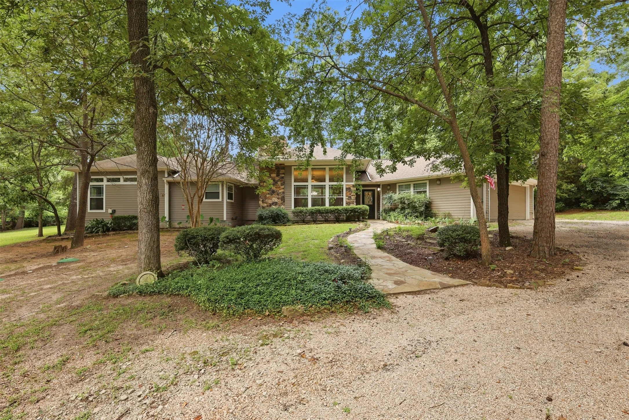 Single Family Residence For Sale in Franklin (TX) County , 565 W El Dorado Drive, Scroggins, Texas 75480, 4 Bedroom, 2 Bathroom, 2 Garage spaces, 2,232 Sqft, built in 2002, Price $499,000, mls#21334738, Real Estate Agent in Scroggins, Homes For Sale in Franklin (TX) county, Homes For Sale in Scroggins, Realtor in Scroggins Texas, Real Estate Brokerage Independent Realty Texas, Luminita Cordes Realtor