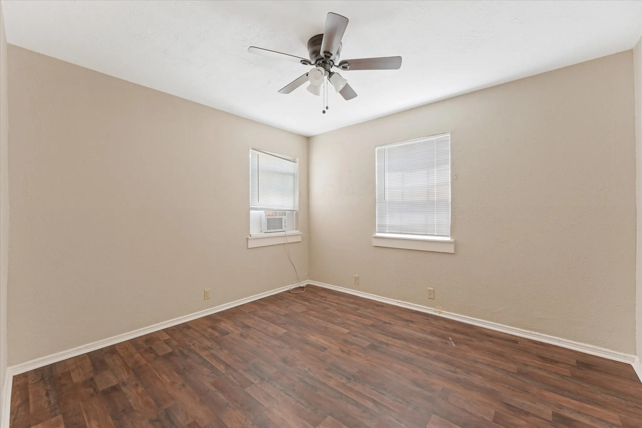Single Family Residence For Sale in Dallas County , 1808 Prairie View Drive, Dallas, Texas 75235, 3 Bedroom, 2 Bathroom, Garage spaces, 1,162 Sqft, built in 1952, mls#21338537, Real Estate Agent in Dallas, Homes For Sale in Dallas county, Homes For Sale in Dallas, Realtor in Dallas Texas, Real Estate Brokerage Independent Realty Texas, Luminita Cordes Realtor