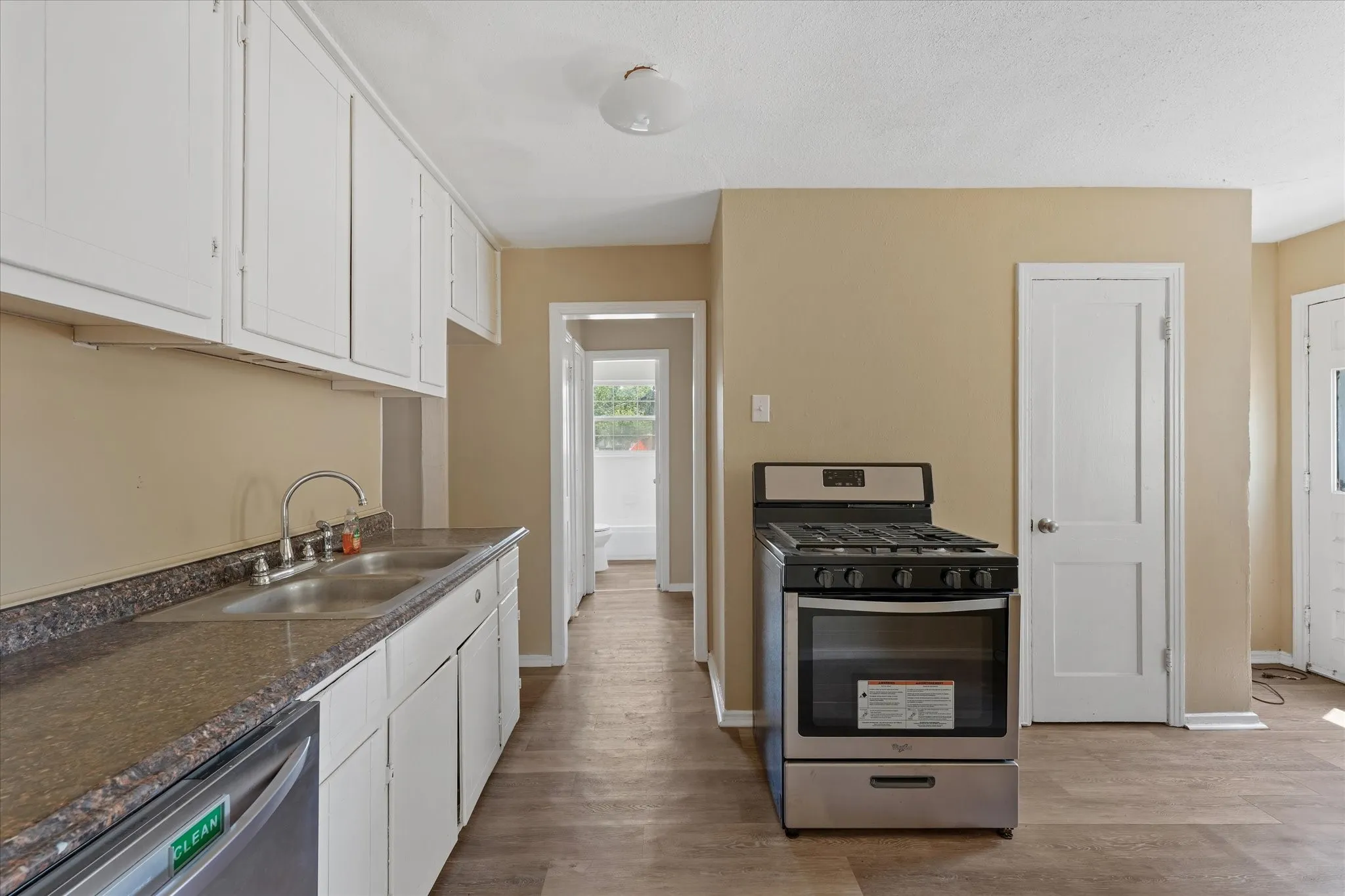 Single Family Residence For Sale in Dallas County , 1808 Prairie View Drive, Dallas, Texas 75235, 3 Bedroom, 2 Bathroom, Garage spaces, 1,162 Sqft, built in 1952, mls#21338537, Real Estate Agent in Dallas, Homes For Sale in Dallas county, Homes For Sale in Dallas, Realtor in Dallas Texas, Real Estate Brokerage Independent Realty Texas, Luminita Cordes Realtor