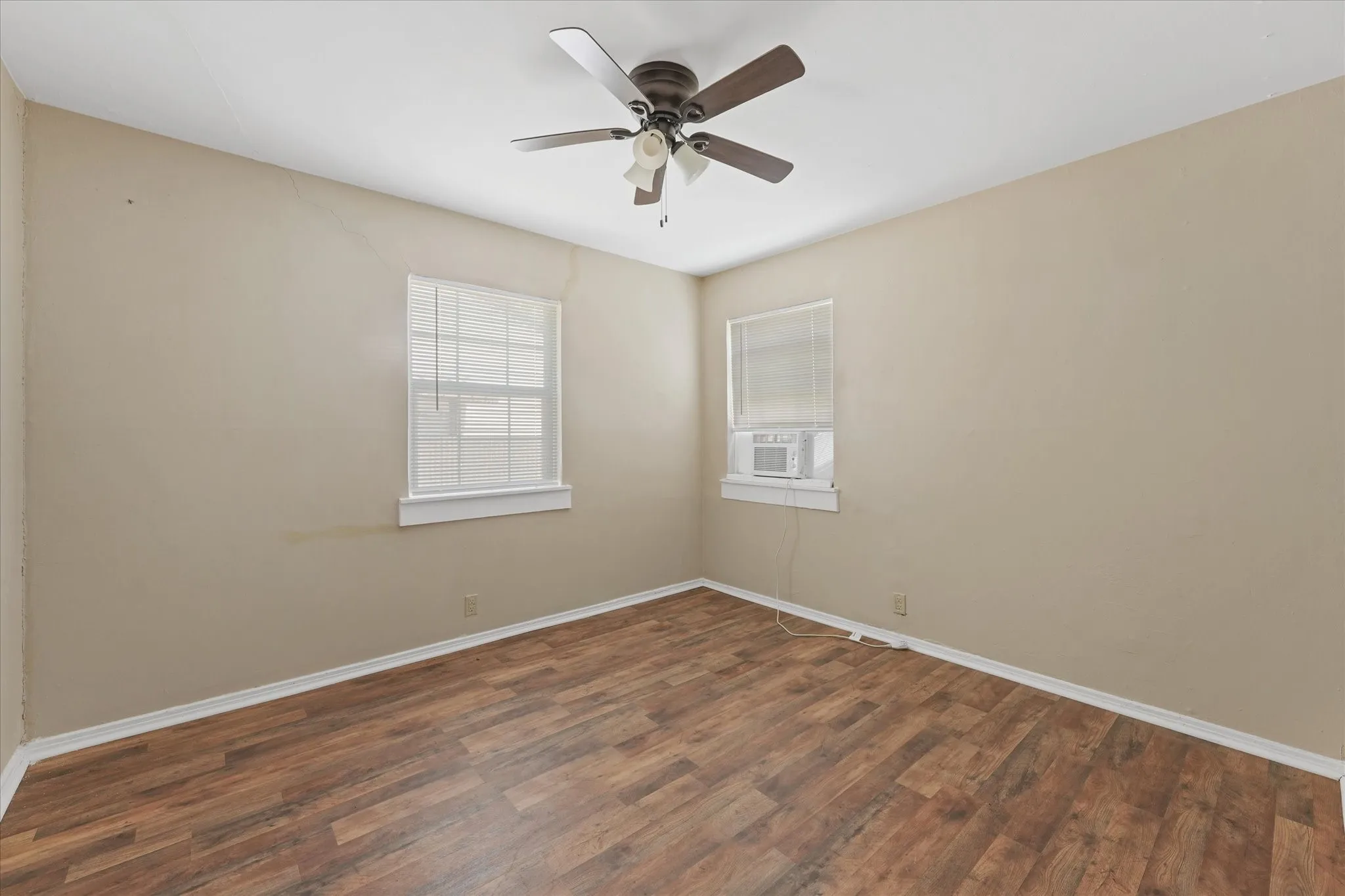 Single Family Residence For Sale in Dallas County , 1808 Prairie View Drive, Dallas, Texas 75235, 3 Bedroom, 2 Bathroom, Garage spaces, 1,162 Sqft, built in 1952, mls#21338537, Real Estate Agent in Dallas, Homes For Sale in Dallas county, Homes For Sale in Dallas, Realtor in Dallas Texas, Real Estate Brokerage Independent Realty Texas, Luminita Cordes Realtor
